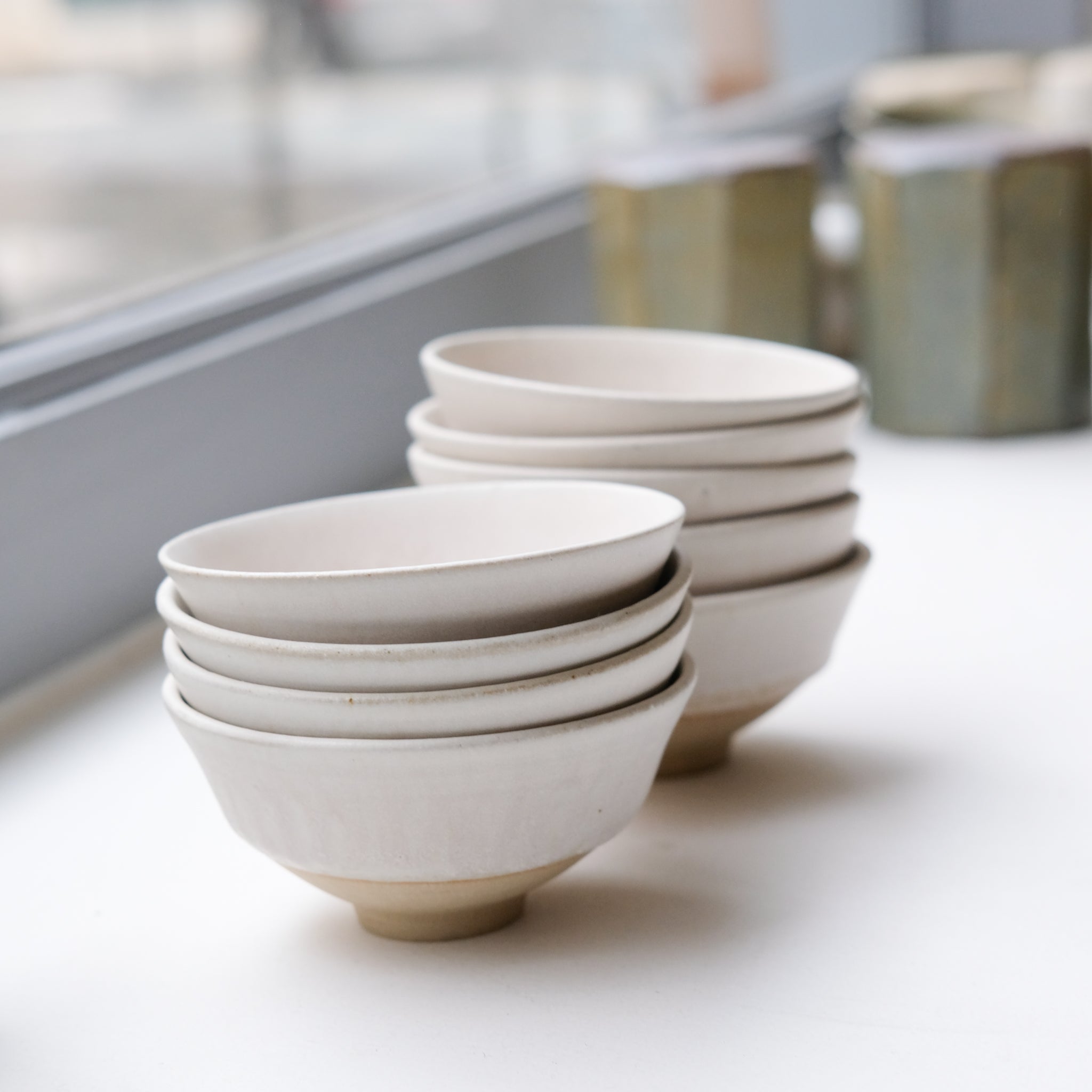 Tasse en grès blanc 125ml - blanc beige de Louise Traon chez Brutal Ceramics