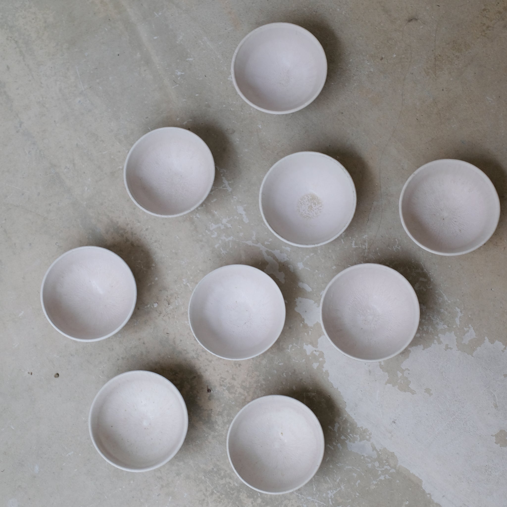 Tasse en grès blanc 125ml - blanc beige de Louise Traon chez Brutal Ceramics