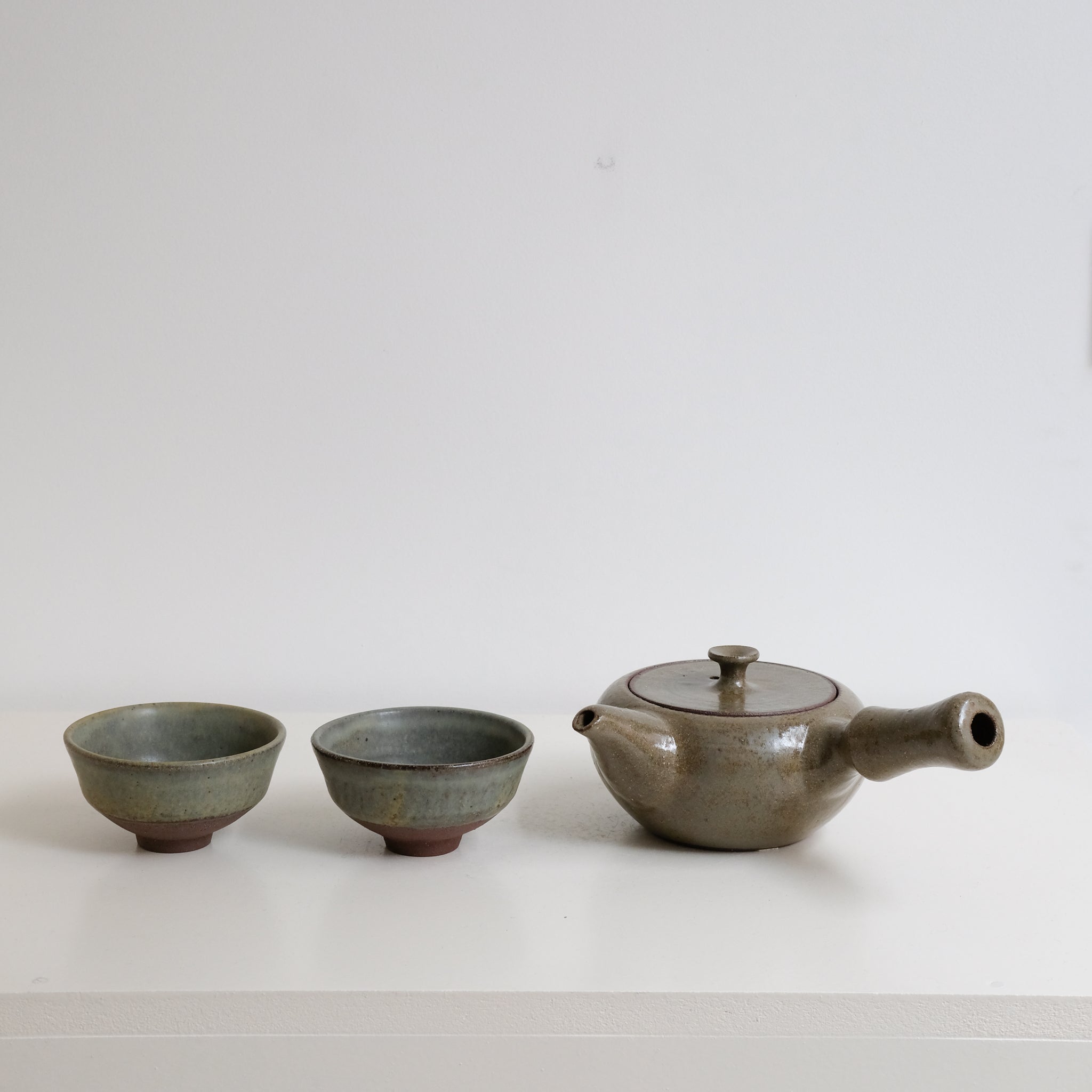 Set Théière(500ml)+2 tasses(125ml) en grès - vert kaki de Louise Traon chez Brutal Ceramics