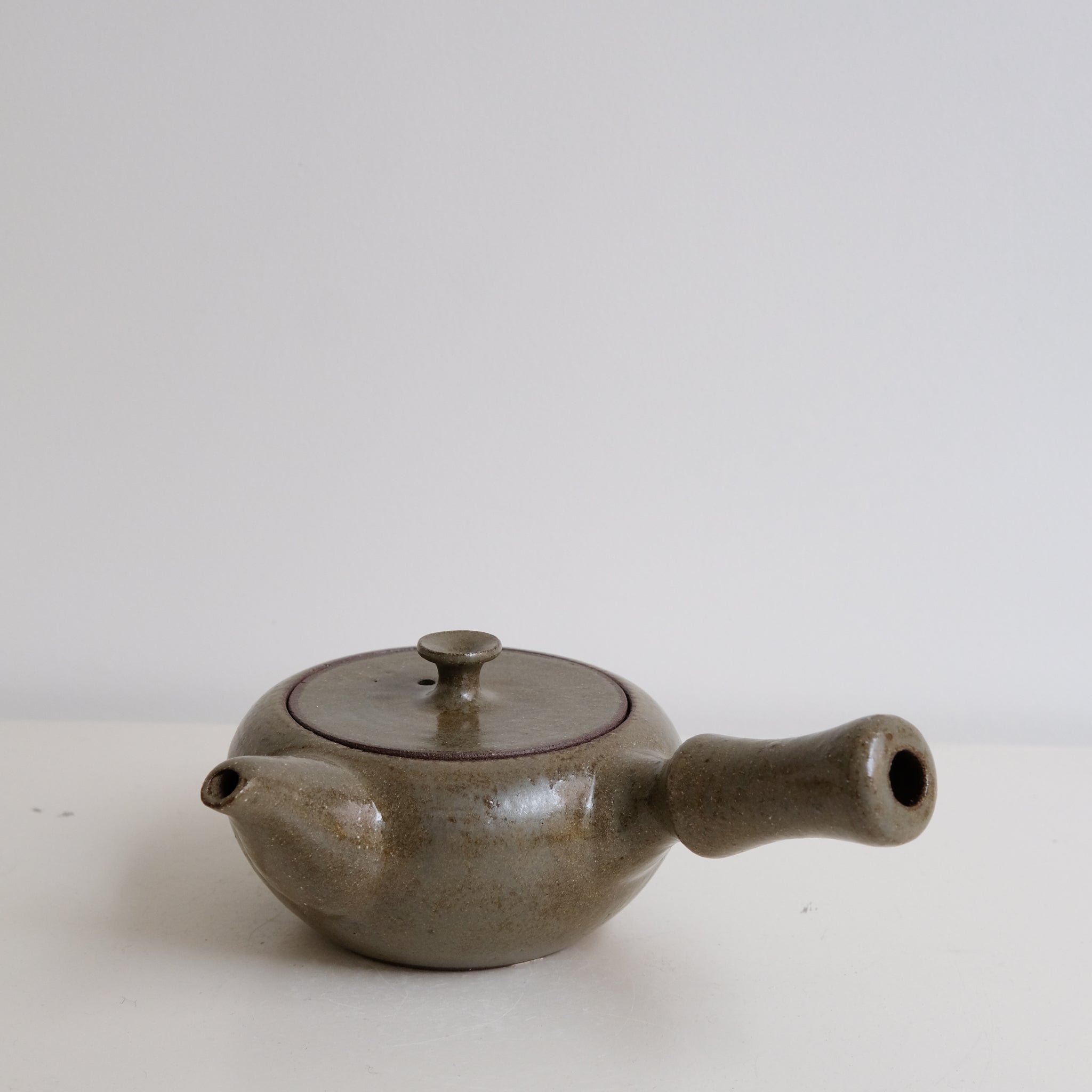 Set Théière(500ml)+2 tasses(125ml) en grès - vert kaki de Louise Traon chez Brutal Ceramics