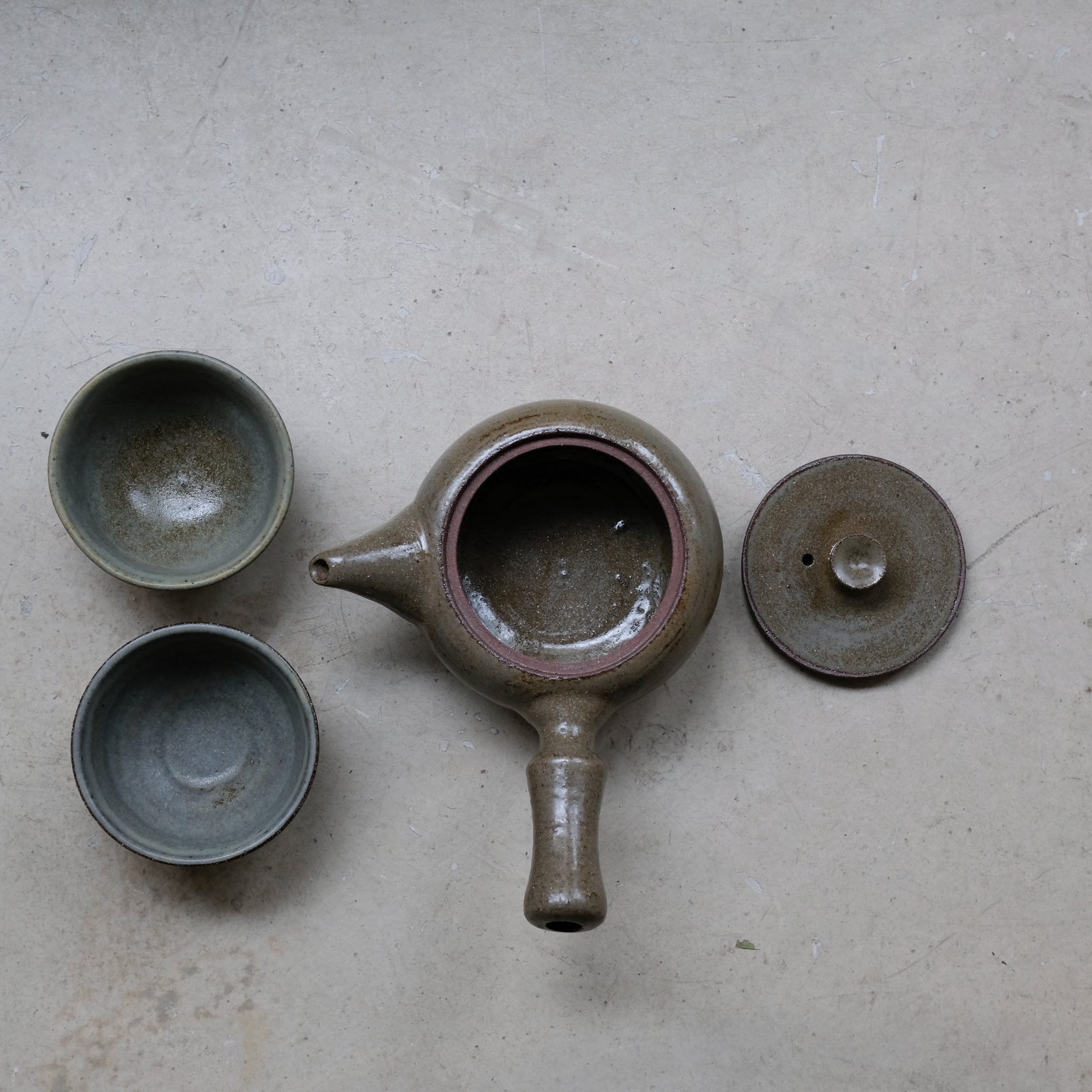 Set Théière(500ml)+2 tasses(125ml) en grès - vert kaki de Louise Traon chez Brutal Ceramics