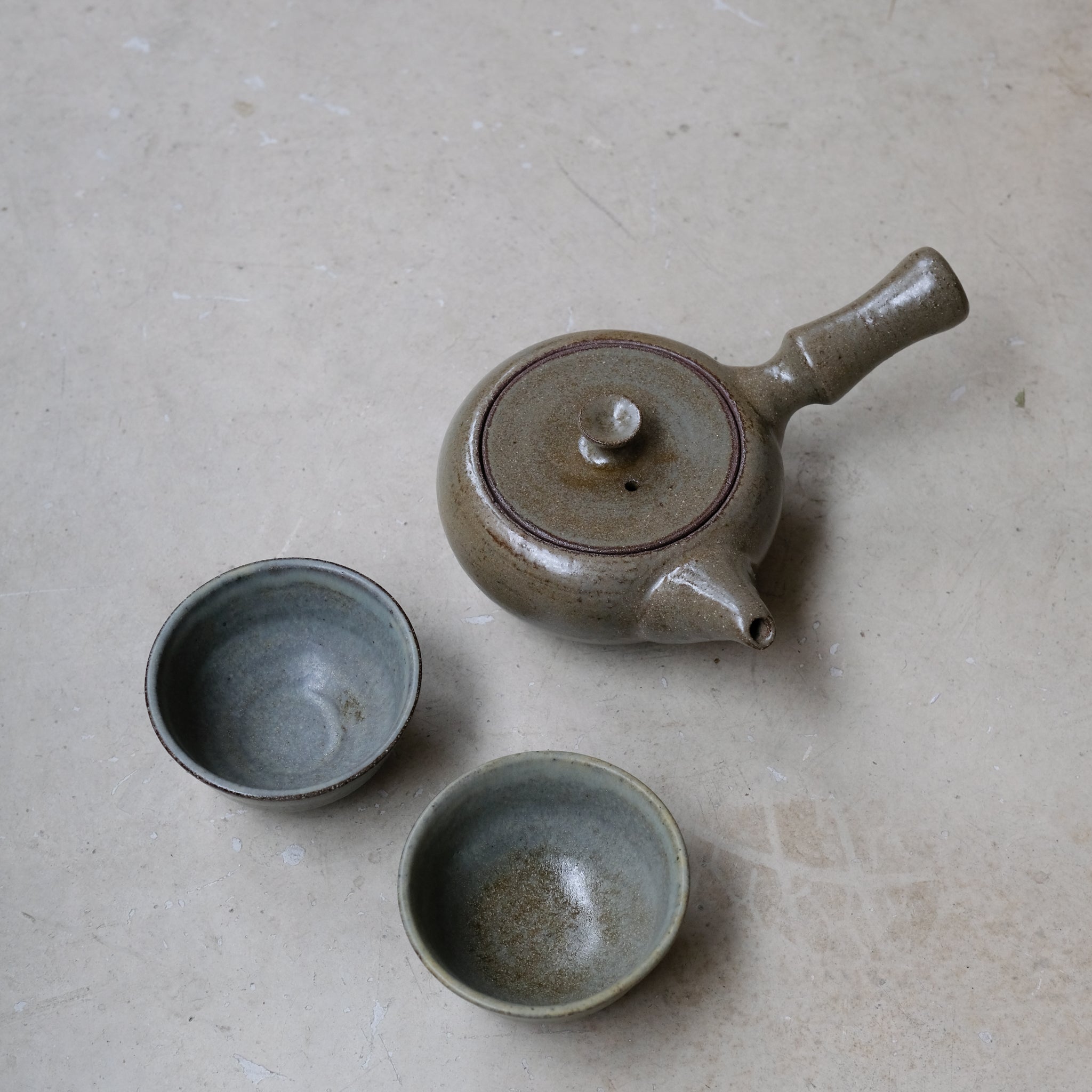 Set Théière(500ml)+2 tasses(125ml) en grès - vert kaki de Louise Traon chez Brutal Ceramics