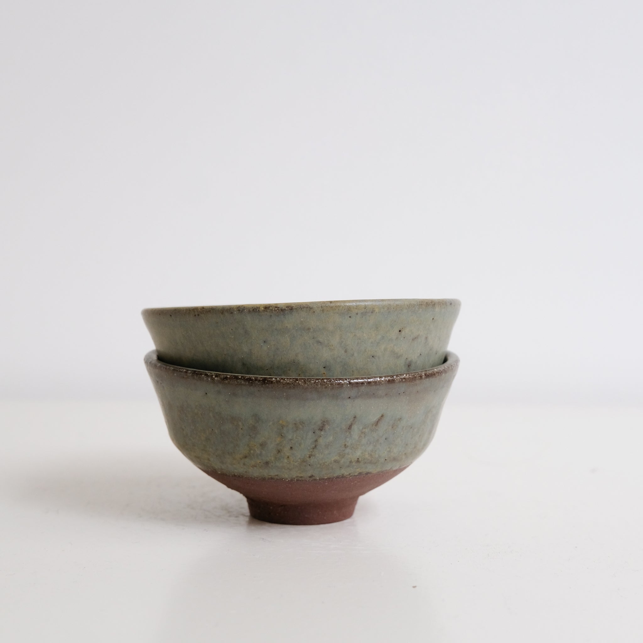 Tasse en grès blanc 125ml - vert kaki de Louise Traon chez Brutal Ceramics