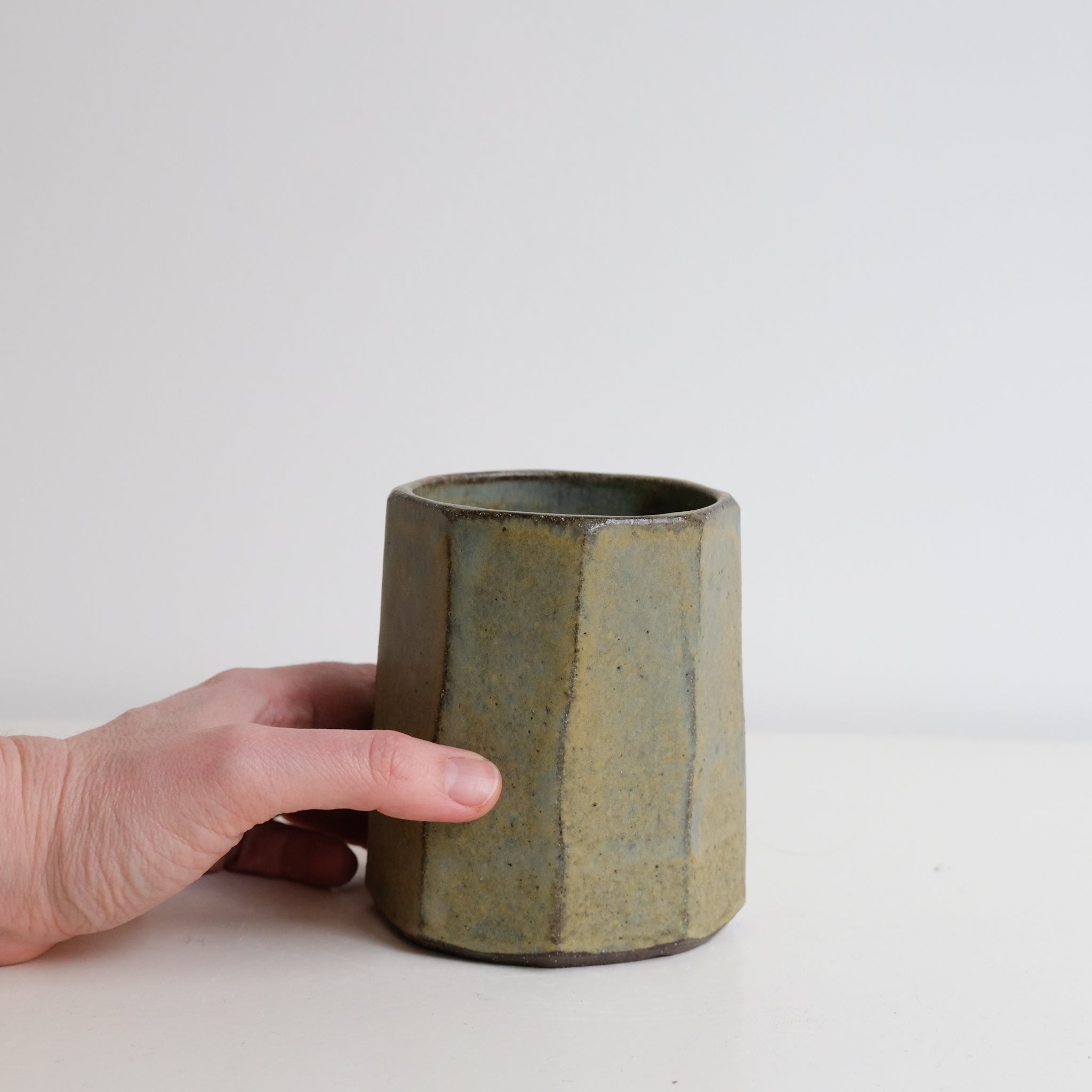 Tasse facettée en grès rouge 400ml - vert kaki de Louise Traon chez Brutal Ceramics