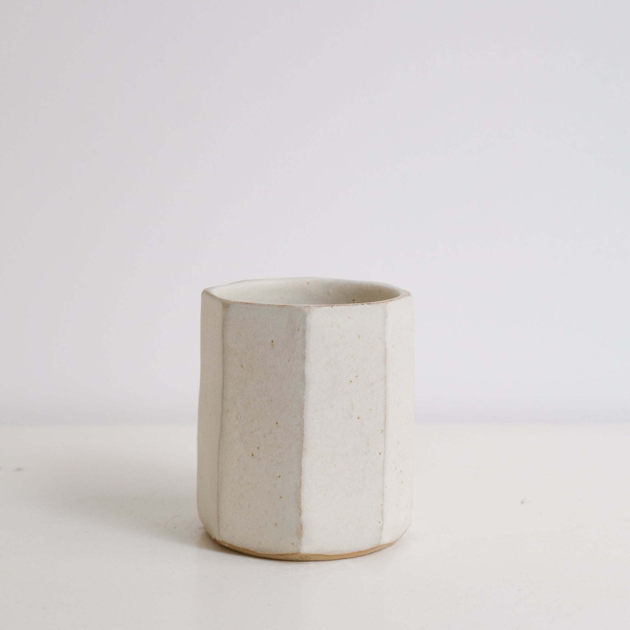 Tasse facettée en grès blanc 400ml - blanc beige de Louise Traon chez Brutal Ceramics