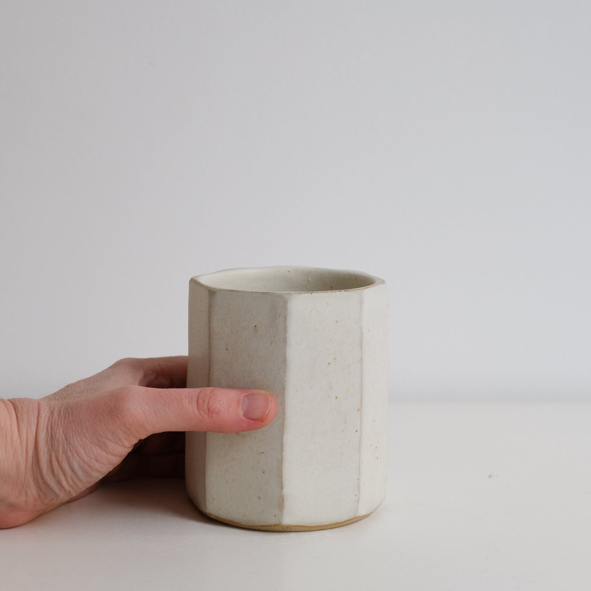 Tasse facettée en grès blanc 400ml - blanc beige de Louise Traon chez Brutal Ceramics