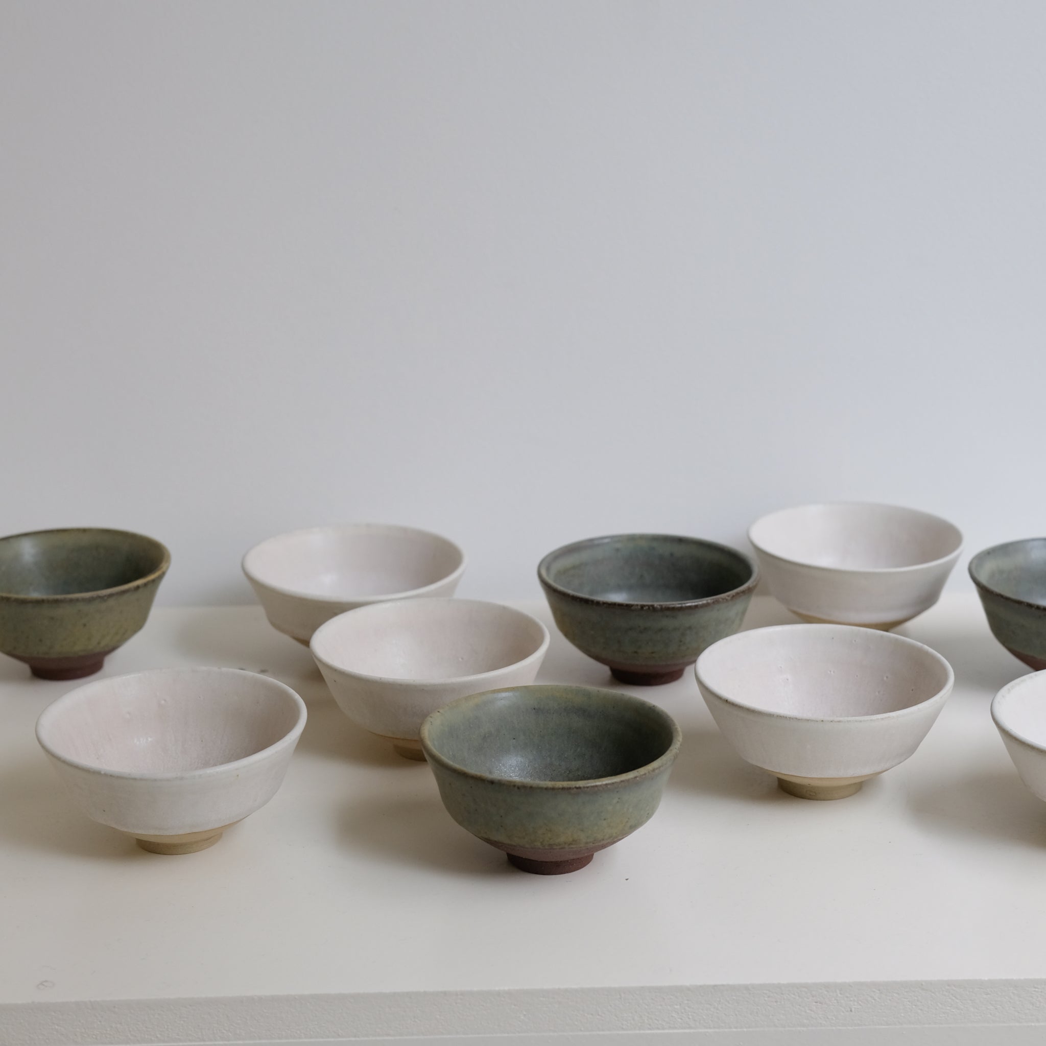 Tasse en grès blanc 125ml - vert kaki de Louise Traon chez Brutal Ceramics