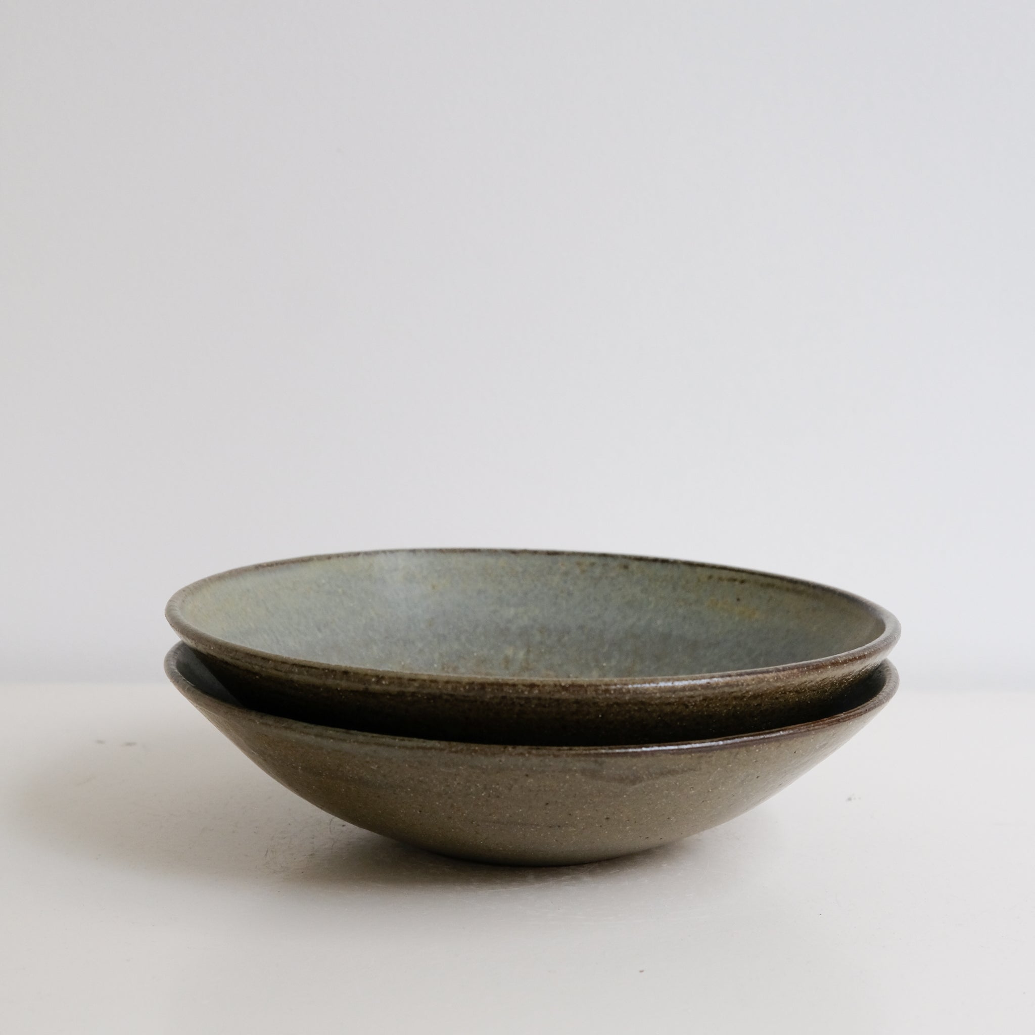 Assiette creuse en grès rouge D 21,5cm- vert kaki de Louise Traon chez Brutal Ceramics