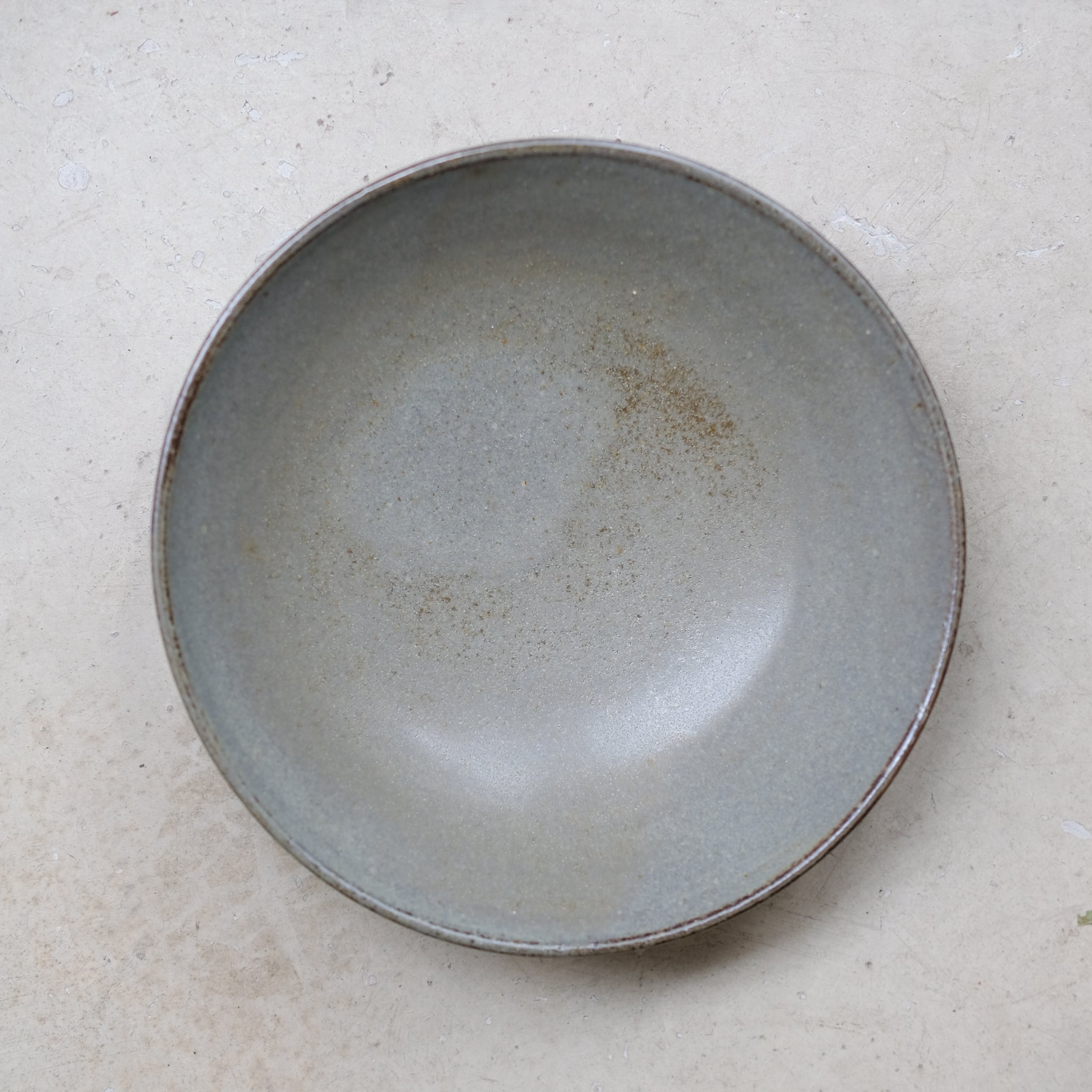 Assiette creuse en grès rouge D 21,5cm- vert kaki de Louise Traon chez Brutal Ceramics