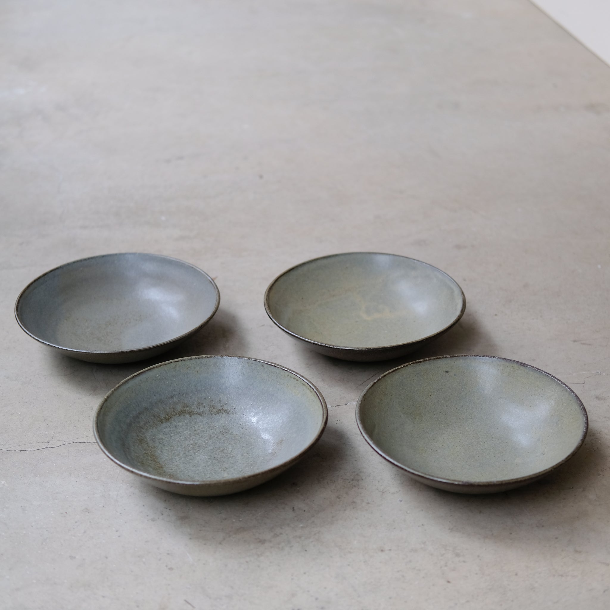 Assiette creuse en grès rouge D 21,5cm- vert kaki de Louise Traon chez Brutal Ceramics