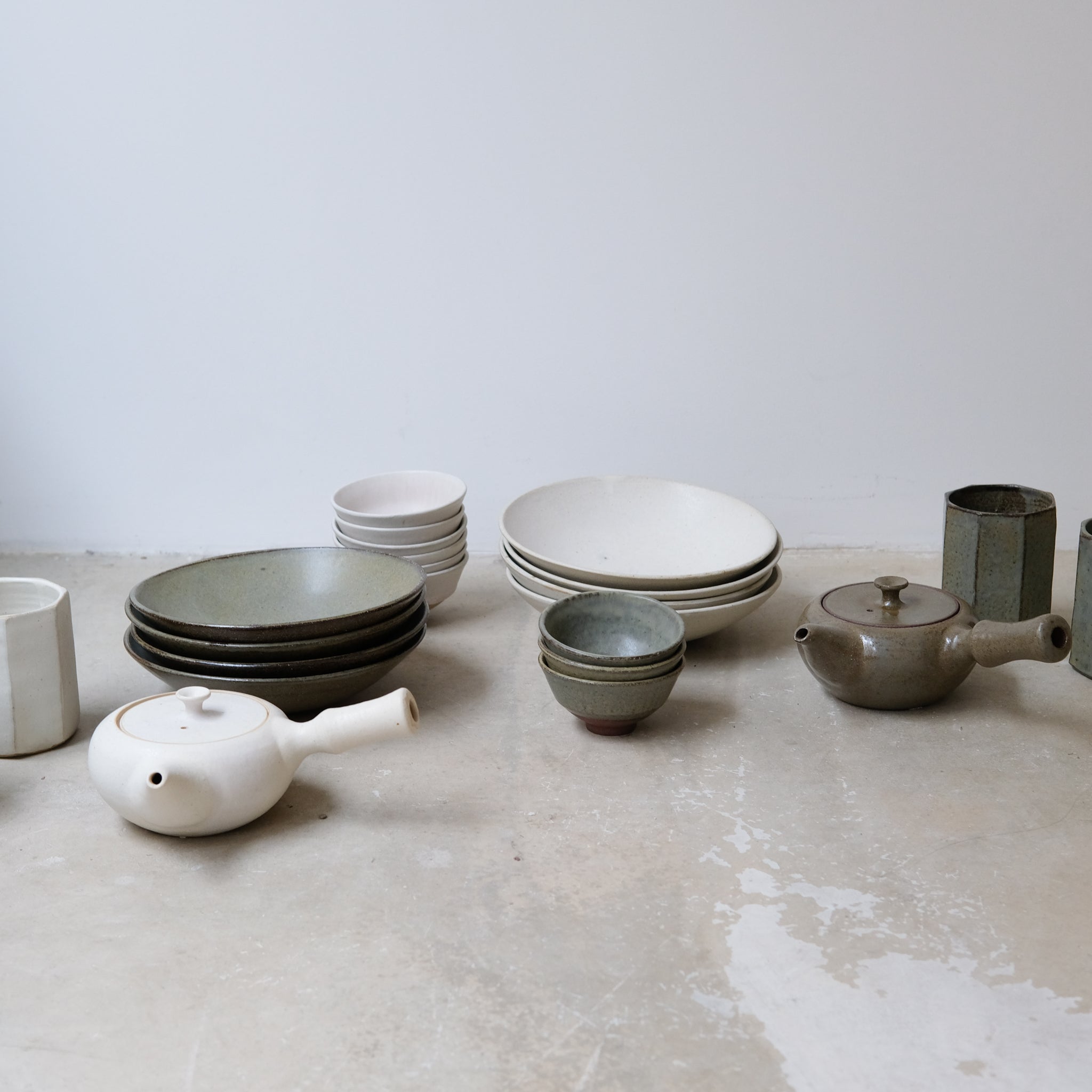 Assiette creuse en grès rouge D 21,5cm- vert kaki de Louise Traon chez Brutal Ceramics