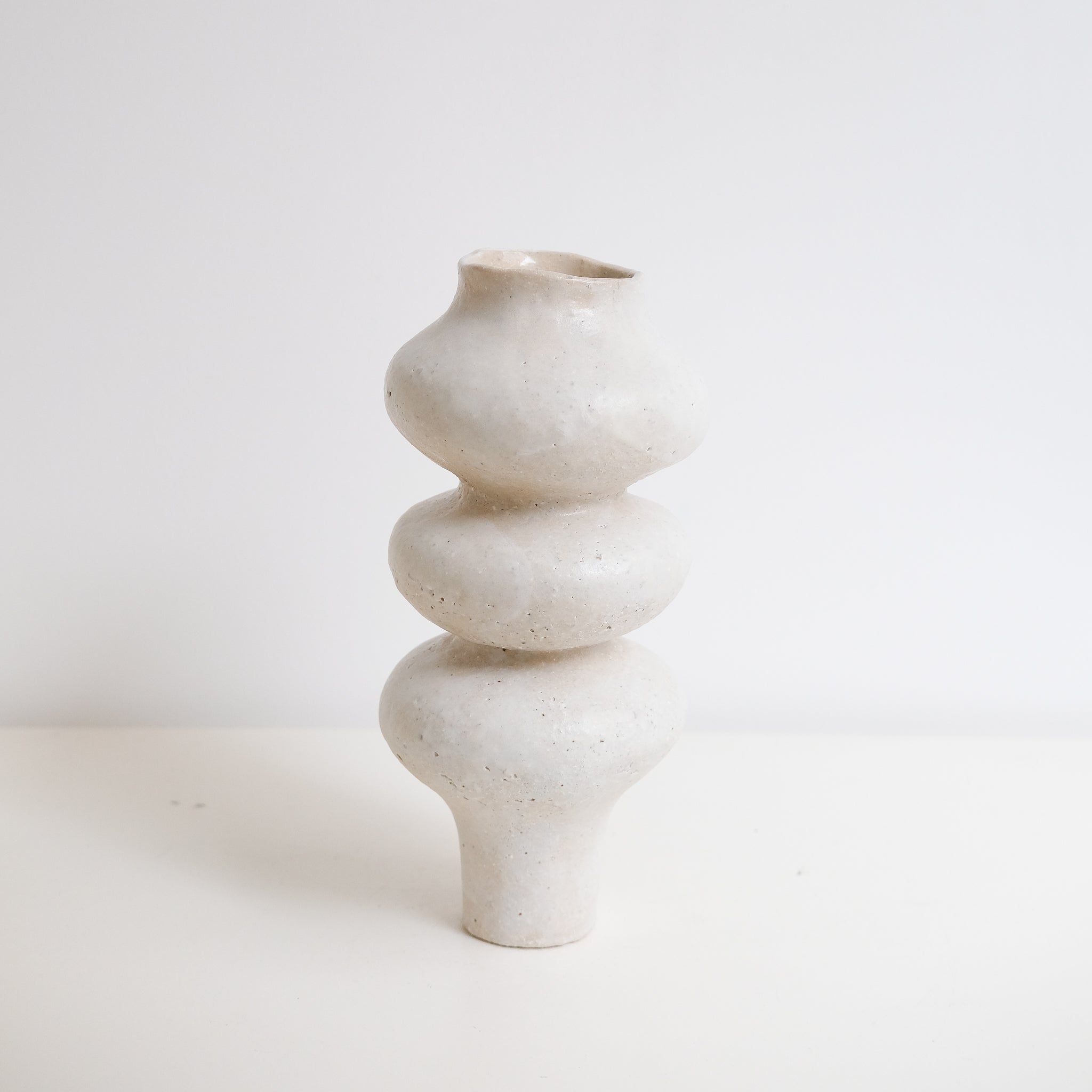 Vase en grès blanc "Layla 3" - H 24cm de Lucia Mondadori chez Brutal Ceramics
