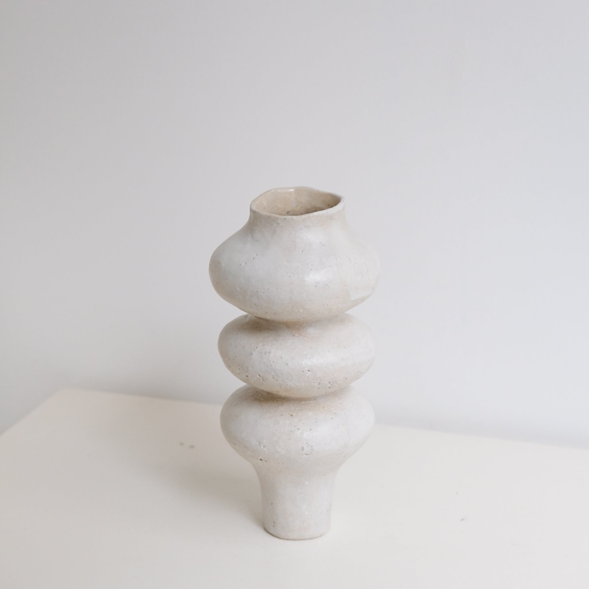 Vase en grès blanc "Layla 3" - H 24cm de Lucia Mondadori chez Brutal Ceramics