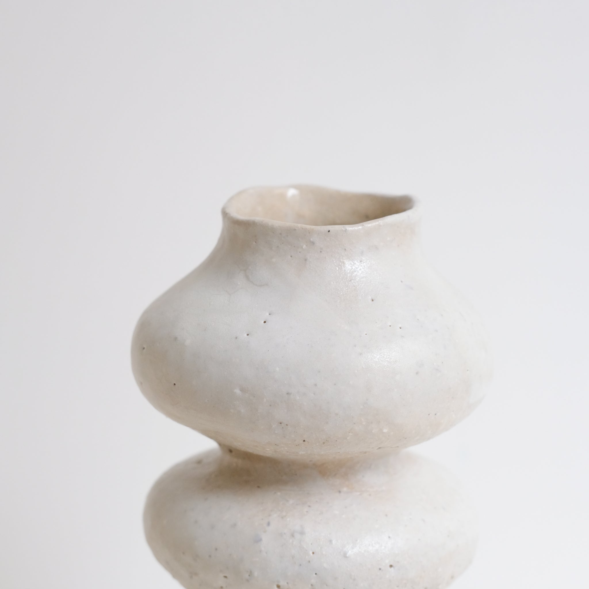 Vase en grès blanc "Layla 3" - H 24cm de Lucia Mondadori chez Brutal Ceramics
