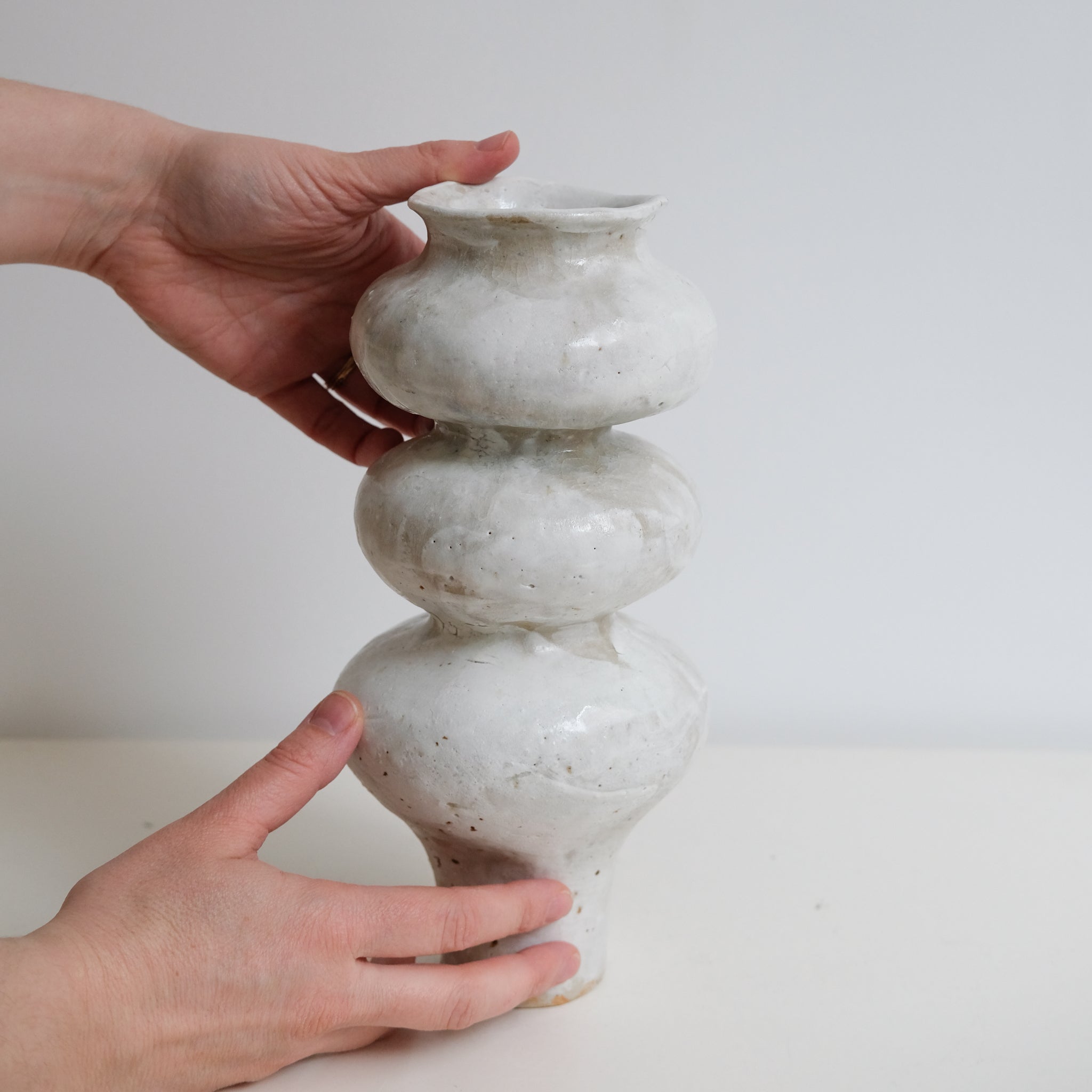 Vase en grès blanc "Layla 3" - H 26cm de Lucia Mondadori chez Brutal Ceramics