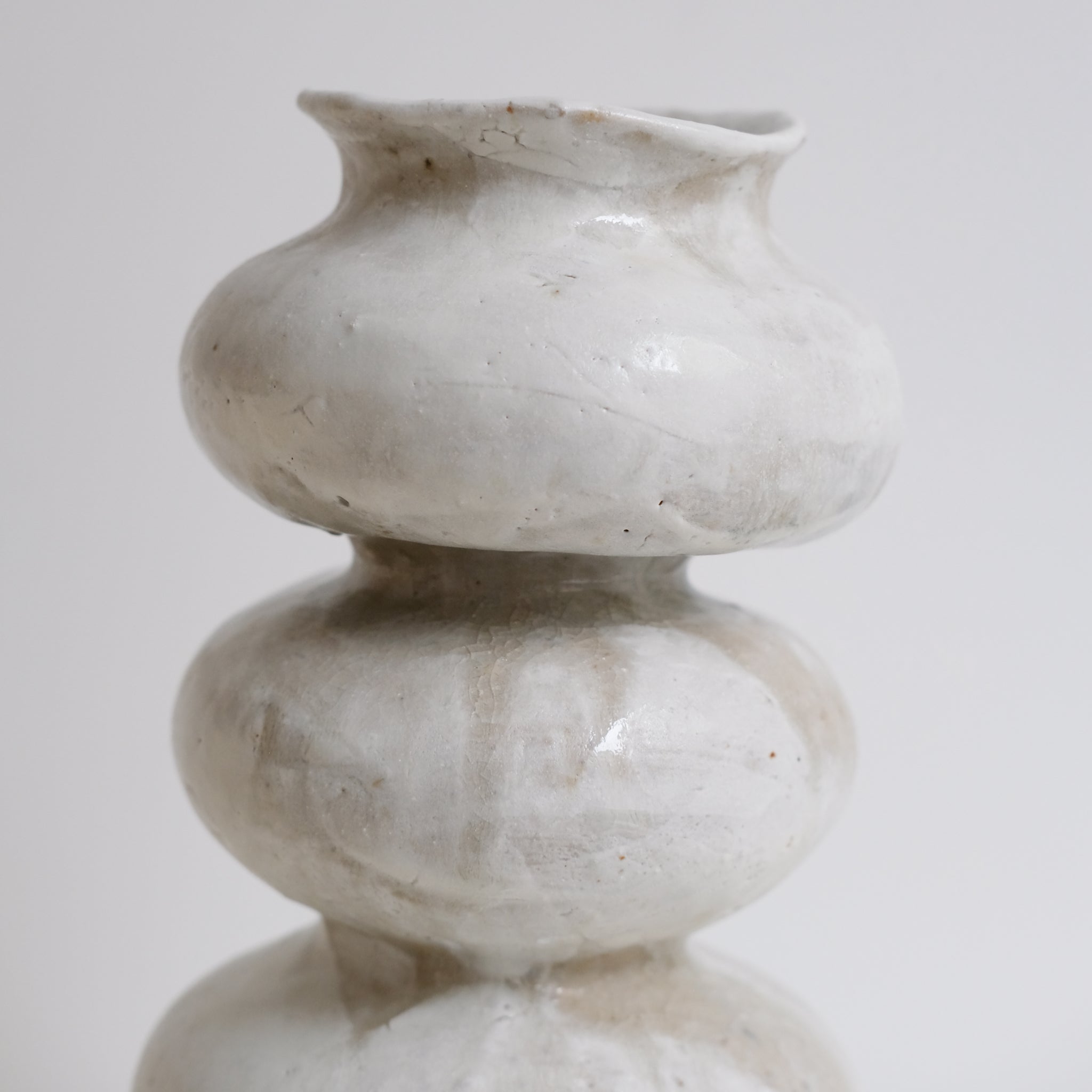 Vase en grès blanc "Layla 3" - H 26cm de Lucia Mondadori chez Brutal Ceramics