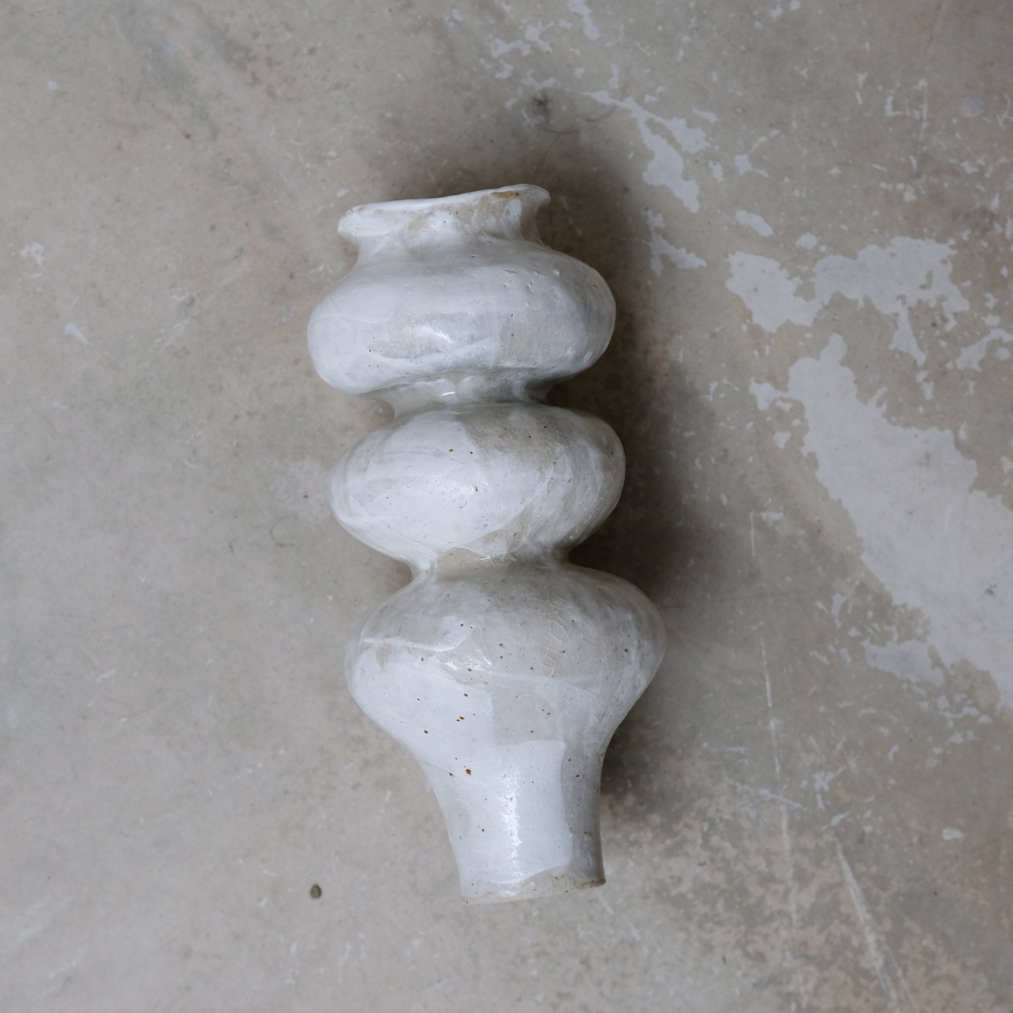 Vase en grès blanc "Layla 3" - H 26cm de Lucia Mondadori chez Brutal Ceramics