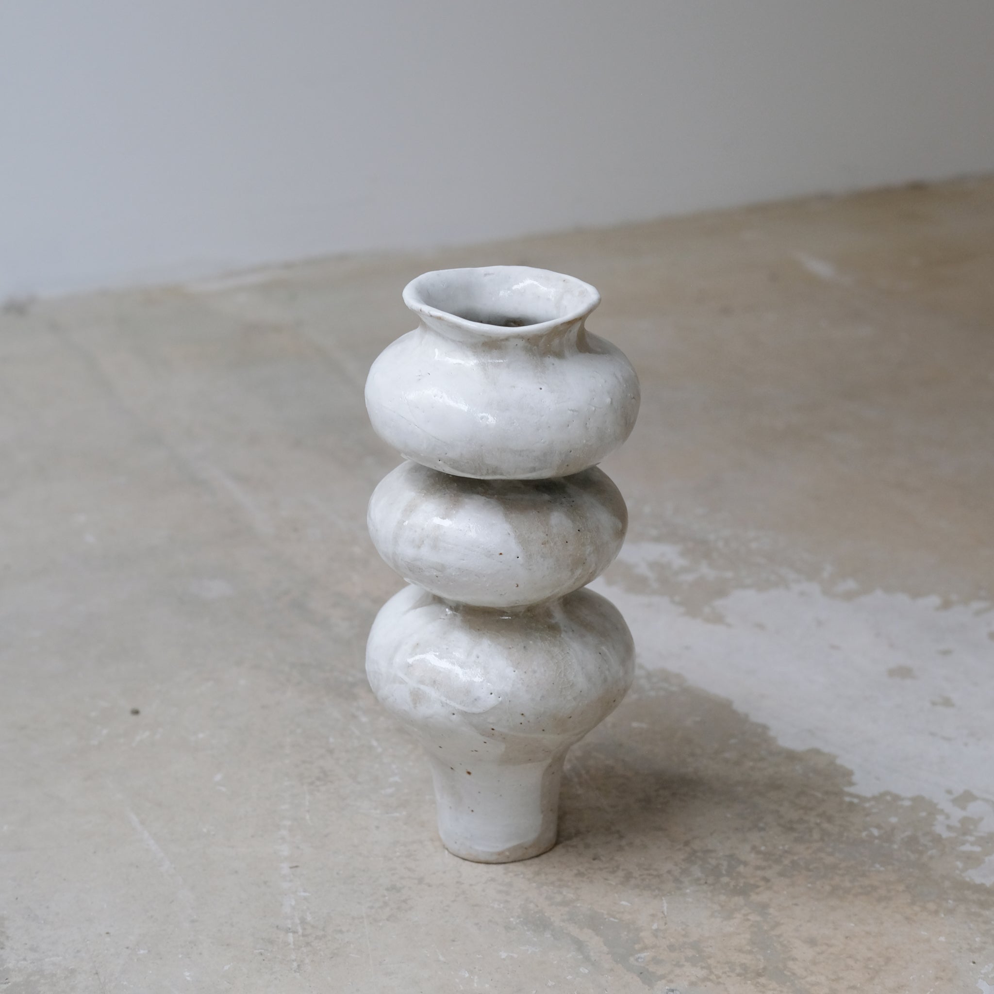 Vase en grès blanc "Layla 3" - H 26cm de Lucia Mondadori chez Brutal Ceramics