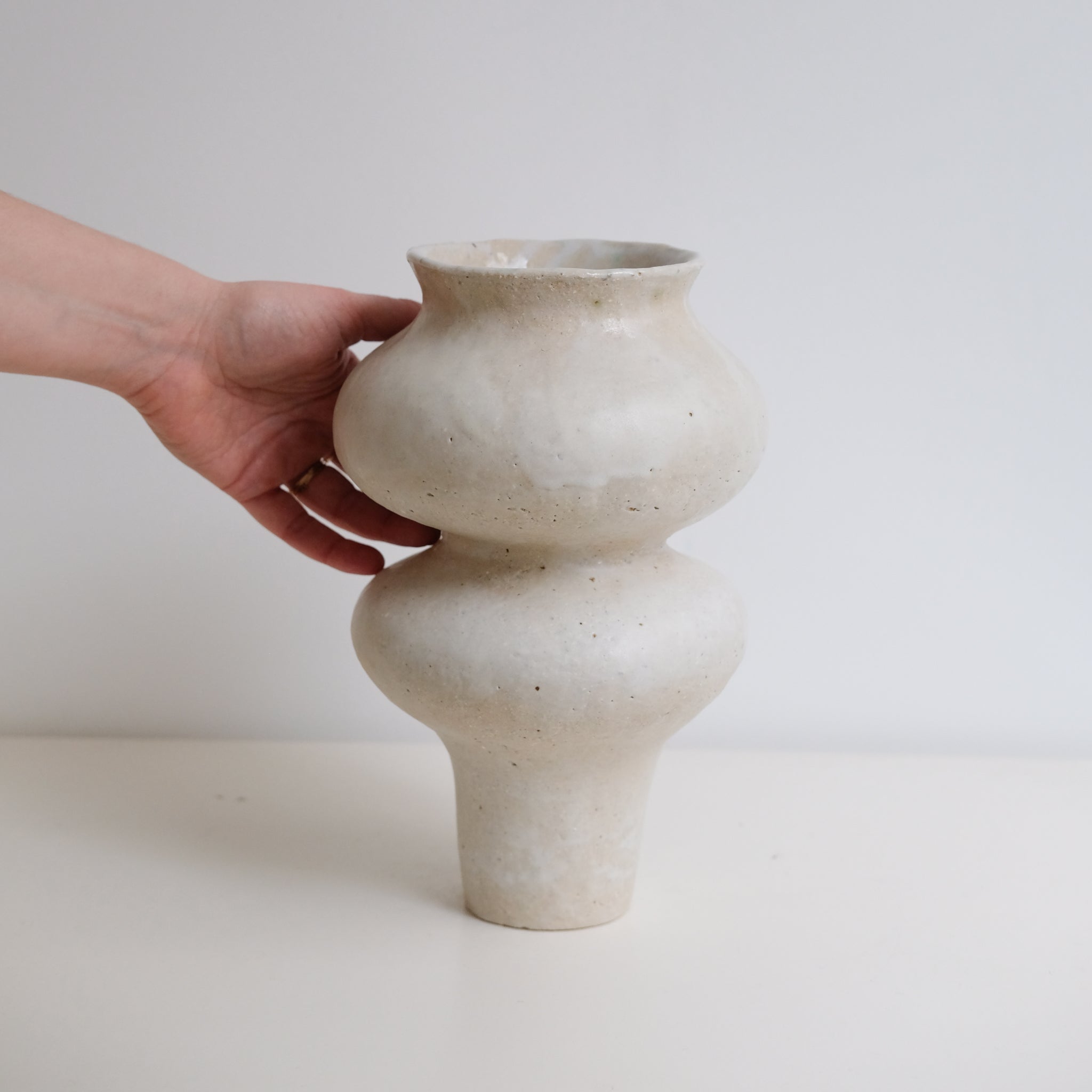 Vase en grès blanc "Layla 2" - H 26cm de Lucia Mondadori chez Brutal Ceramics