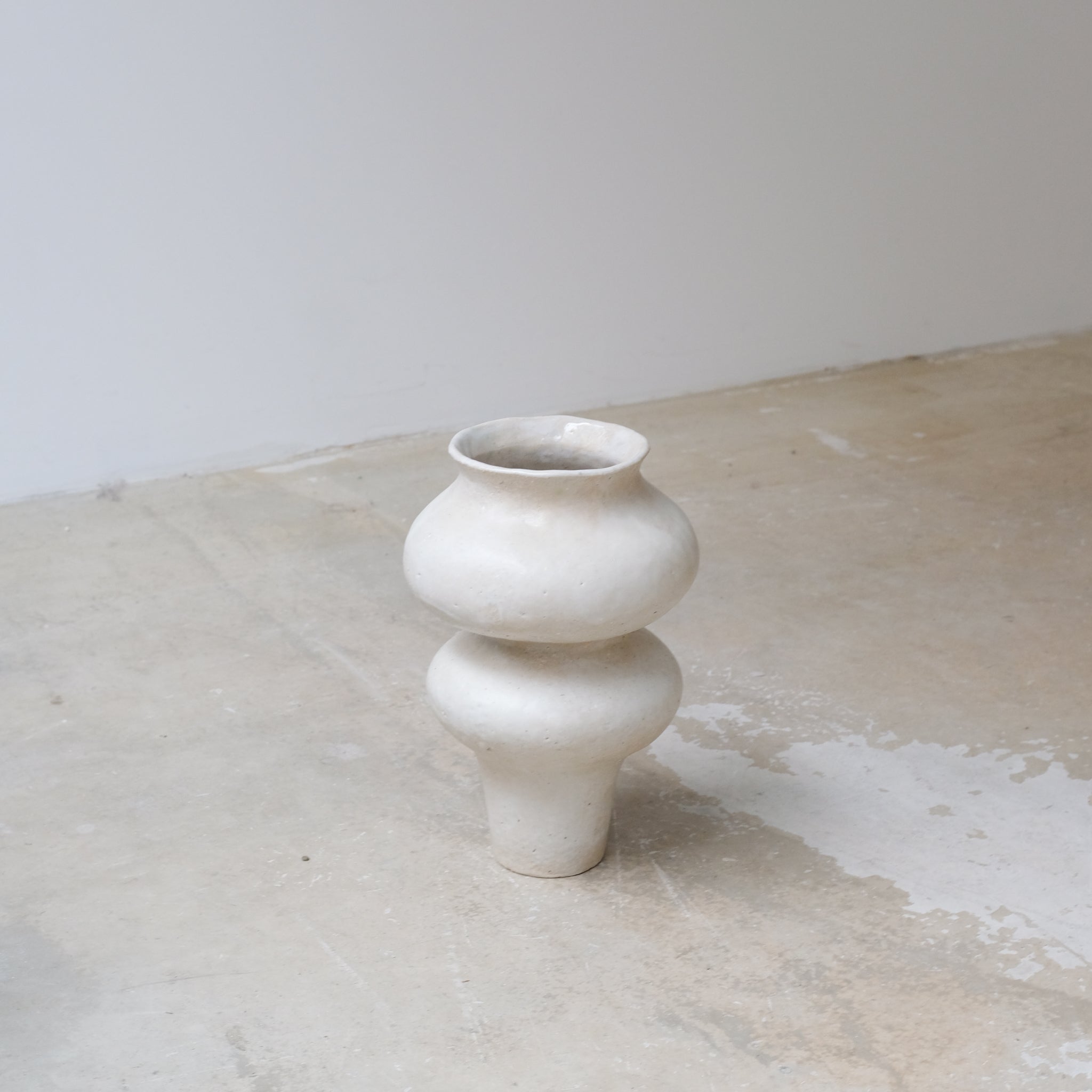 Vase en grès blanc "Layla 2" - H 26cm de Lucia Mondadori chez Brutal Ceramics