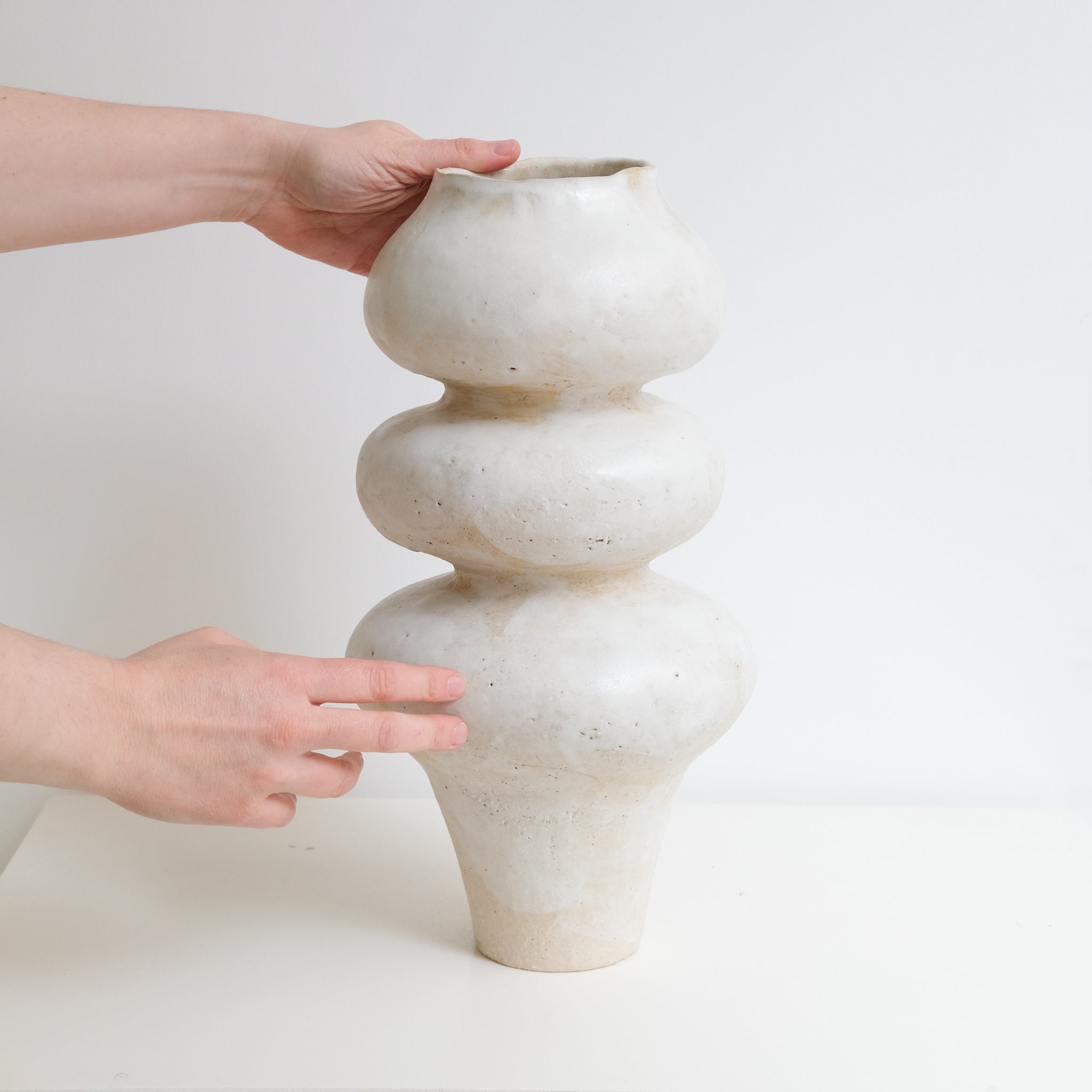 Vase en grès blanc "Layla 3" - H 40cm de Lucia Mondadori chez Brutal Ceramics
