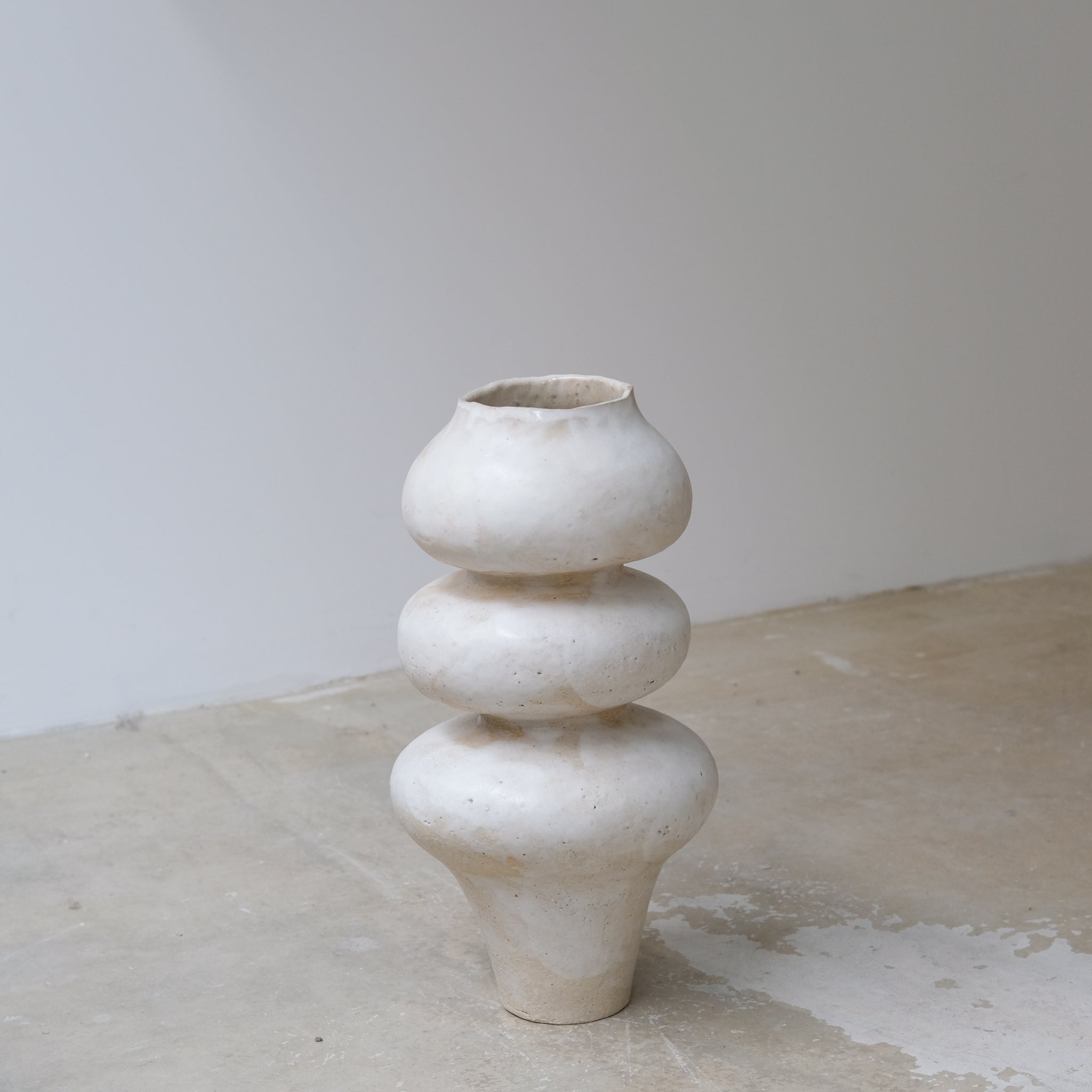 Vase en grès blanc "Layla 3" - H 40cm de Lucia Mondadori chez Brutal Ceramics