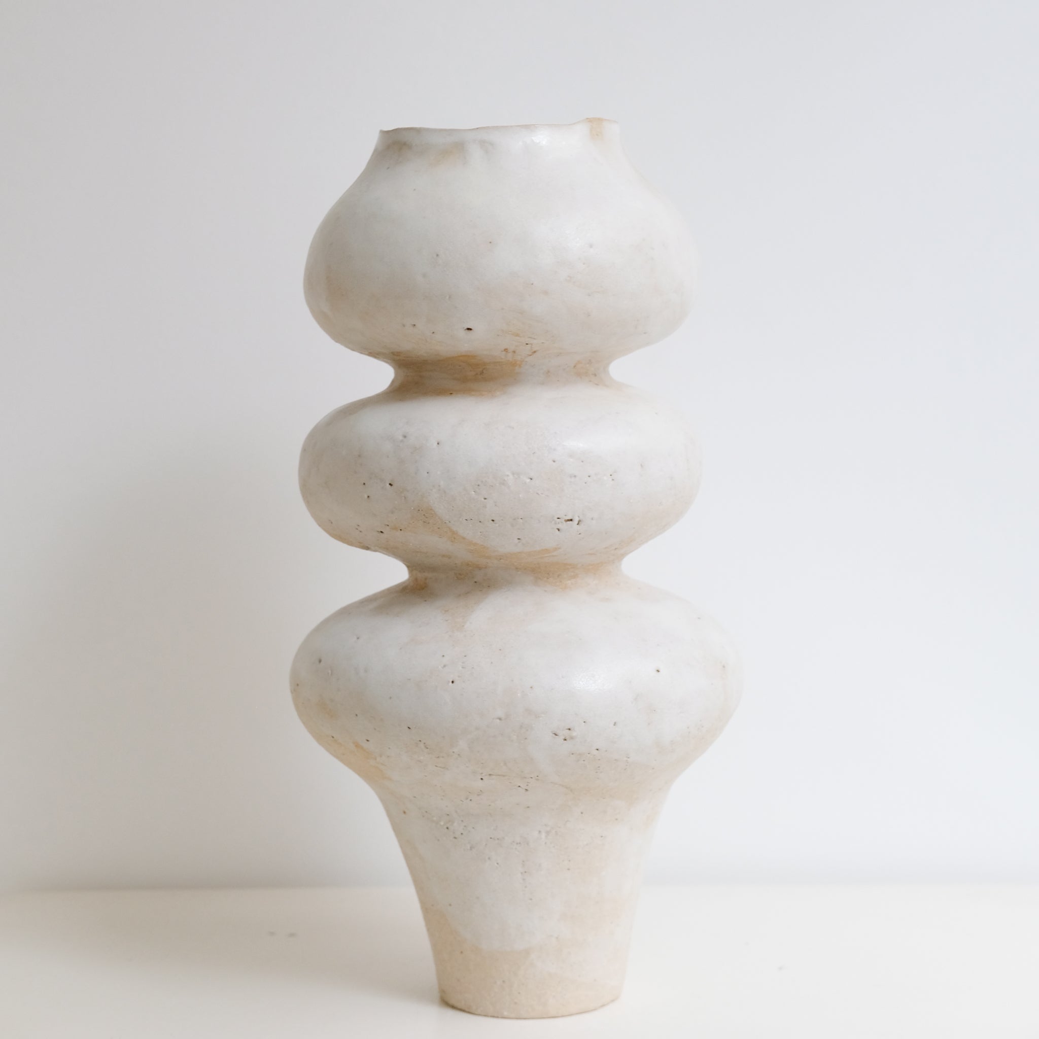 Vase en grès blanc "Layla 3" - H 40cm de Lucia Mondadori chez Brutal Ceramics