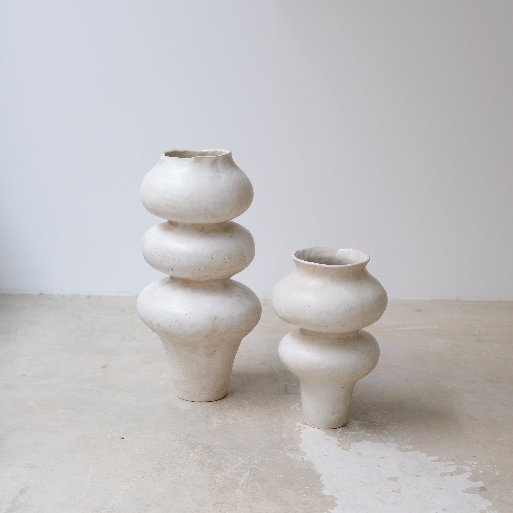 Vase en grès blanc "Layla 3" - H 40cm de Lucia Mondadori chez Brutal Ceramics