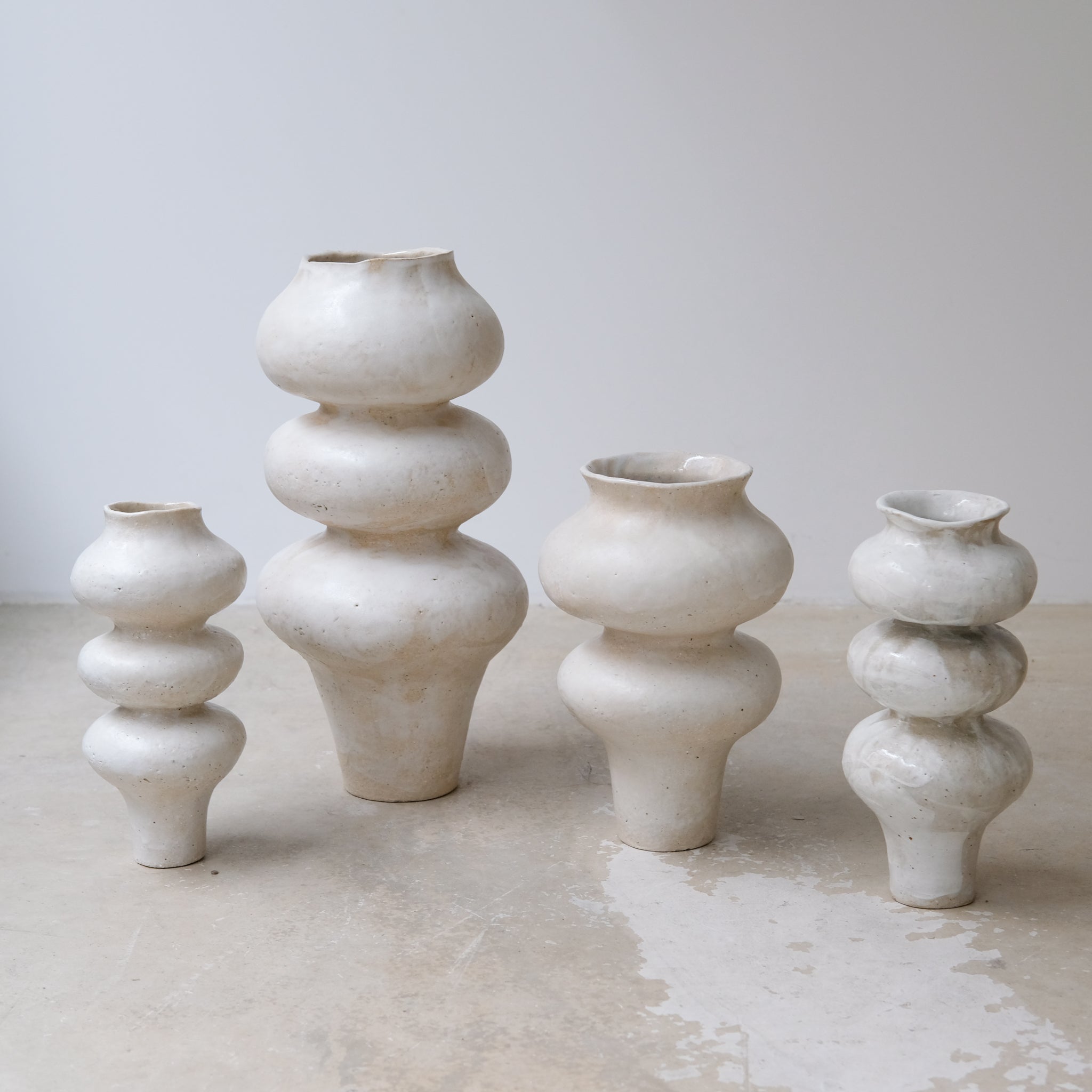 Vase en grès blanc "Layla 3" - H 24cm de Lucia Mondadori chez Brutal Ceramics