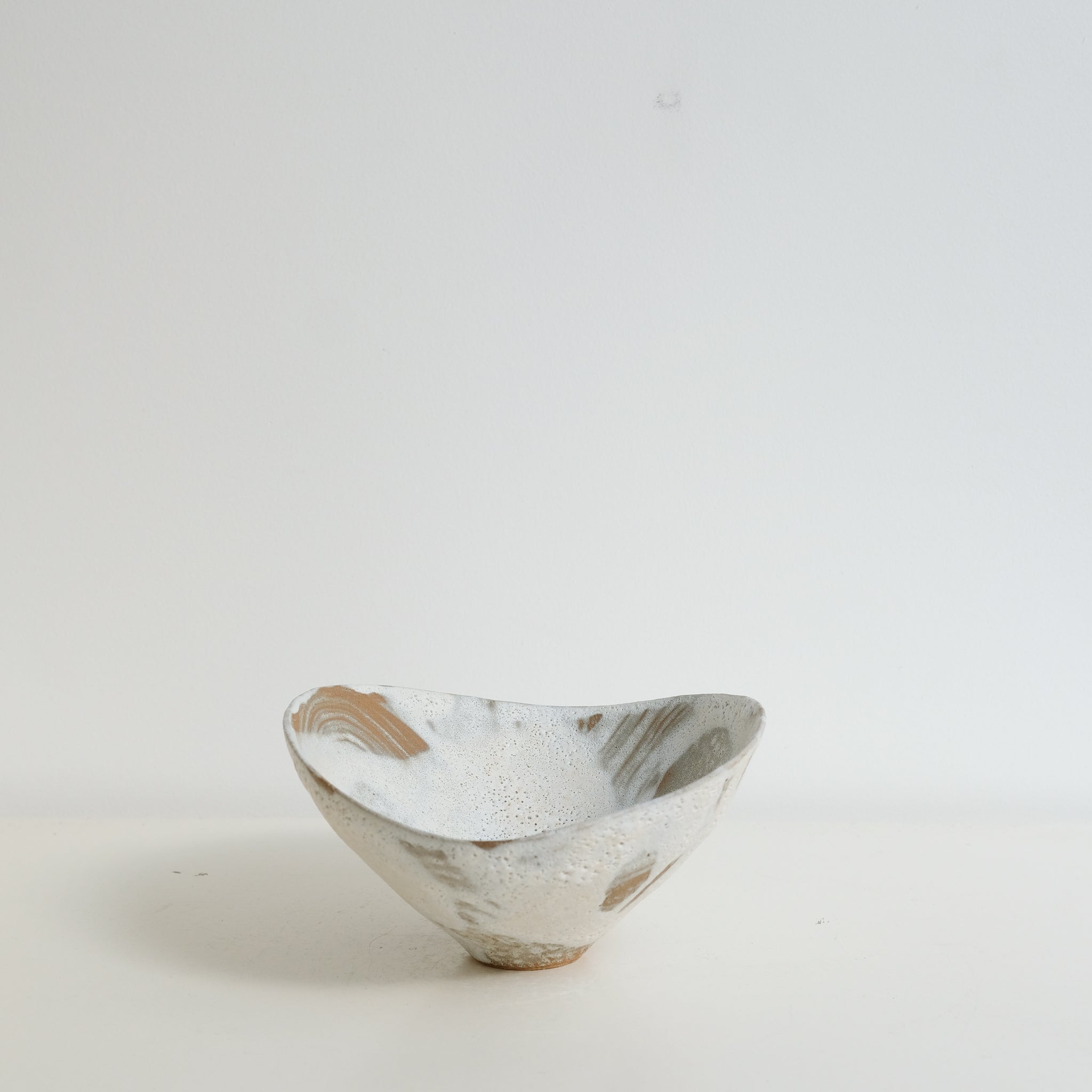Bol 06 en grès D 20,5cm - Blanc et brun de Motoko Saigo chez Brutal Ceramics