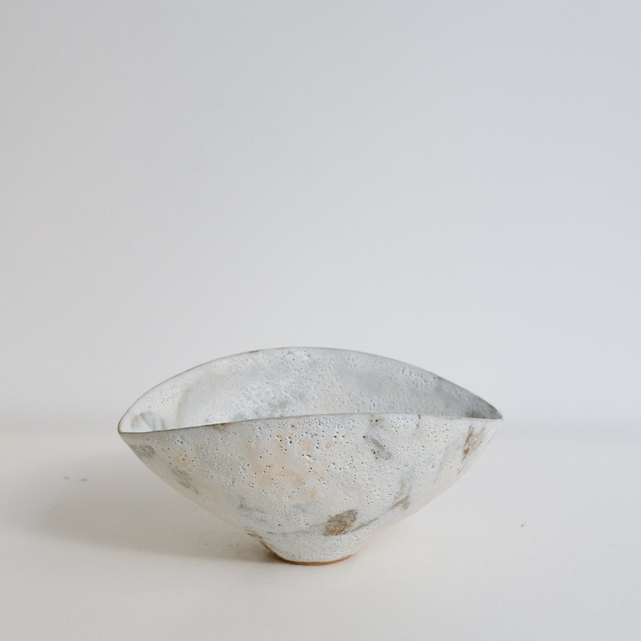 Bol 05 en grès D 18,3cm - Blanc et brun de Motoko Saigo chez Brutal Ceramics