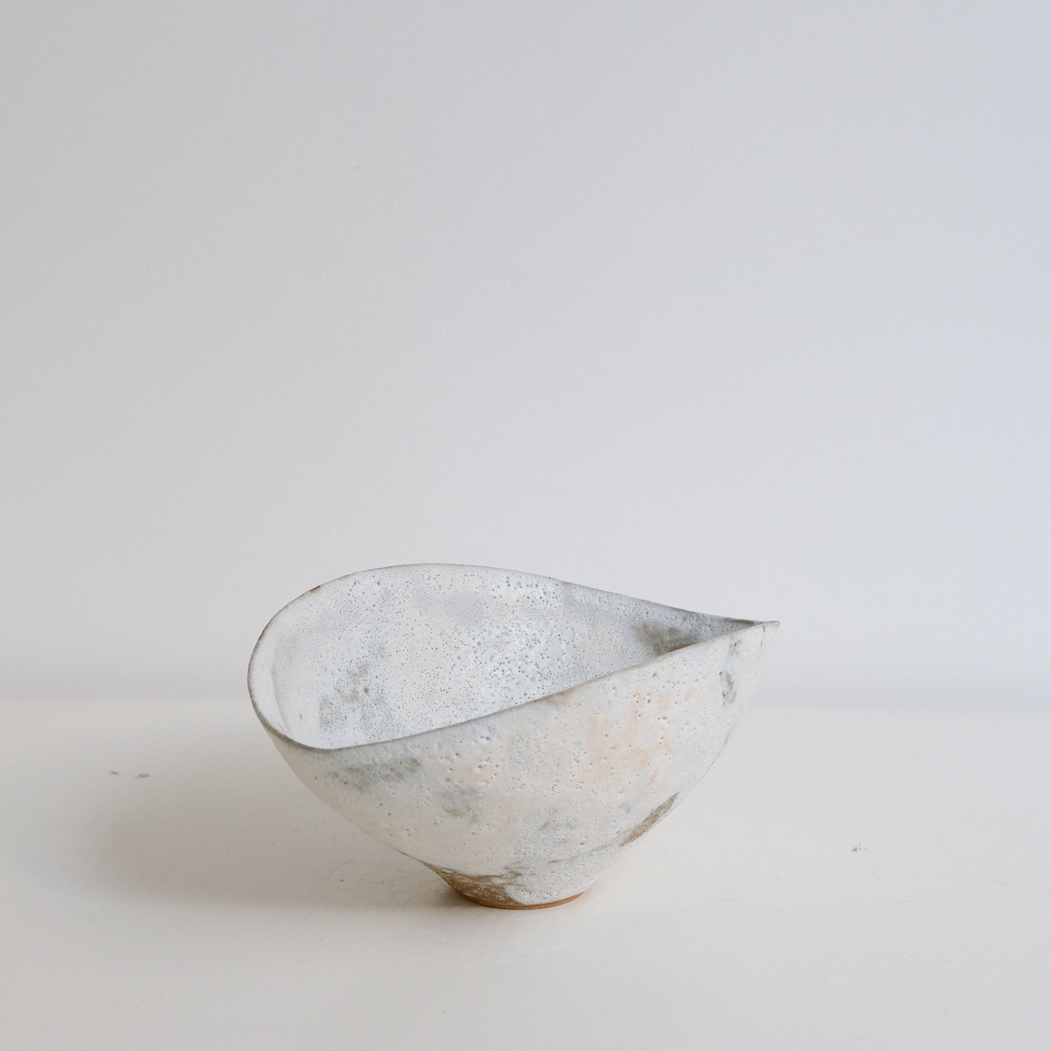 Bol 05 en grès D 18,3cm - Blanc et brun de Motoko Saigo chez Brutal Ceramics