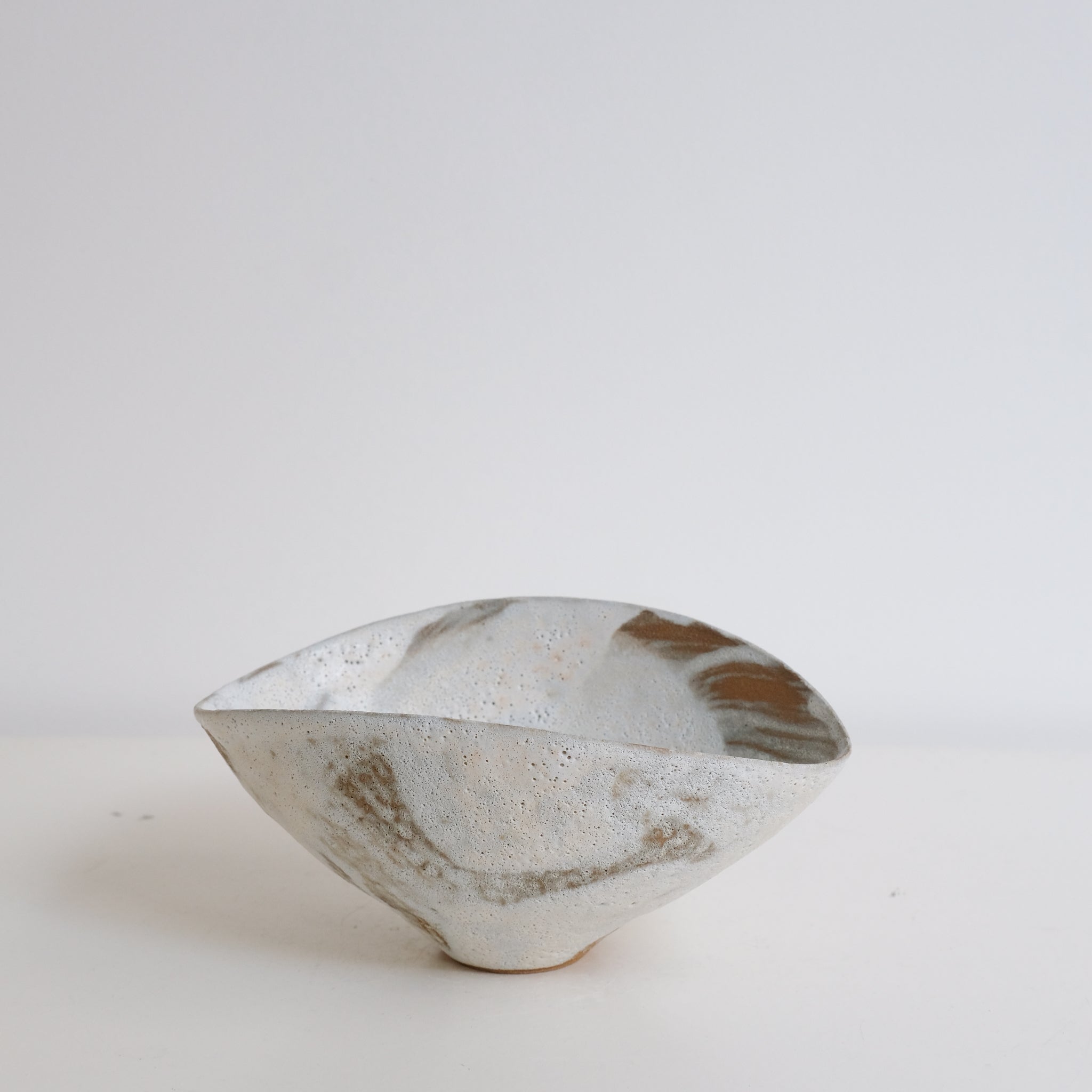 Bol 05 en grès D 18,3cm - Blanc et brun de Motoko Saigo chez Brutal Ceramics