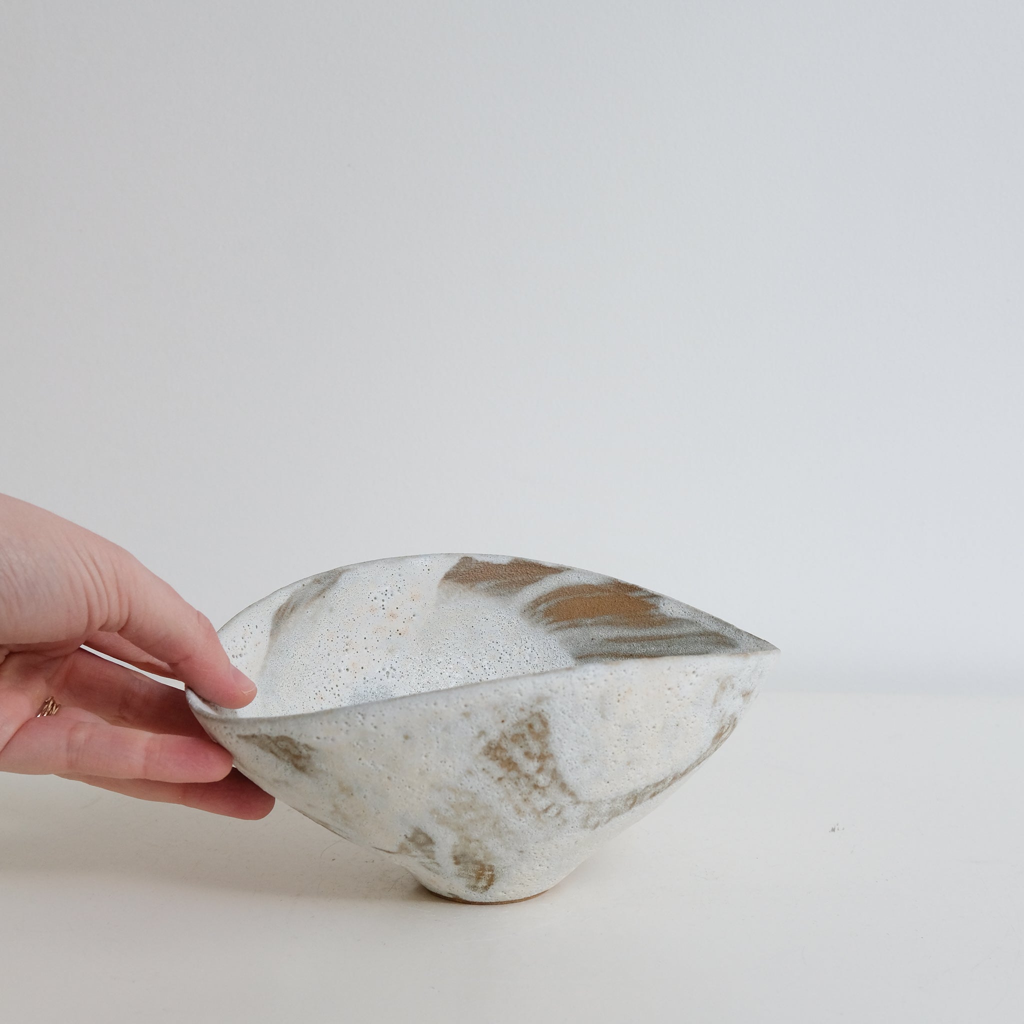 Bol 05 en grès D 18,3cm - Blanc et brun de Motoko Saigo chez Brutal Ceramics