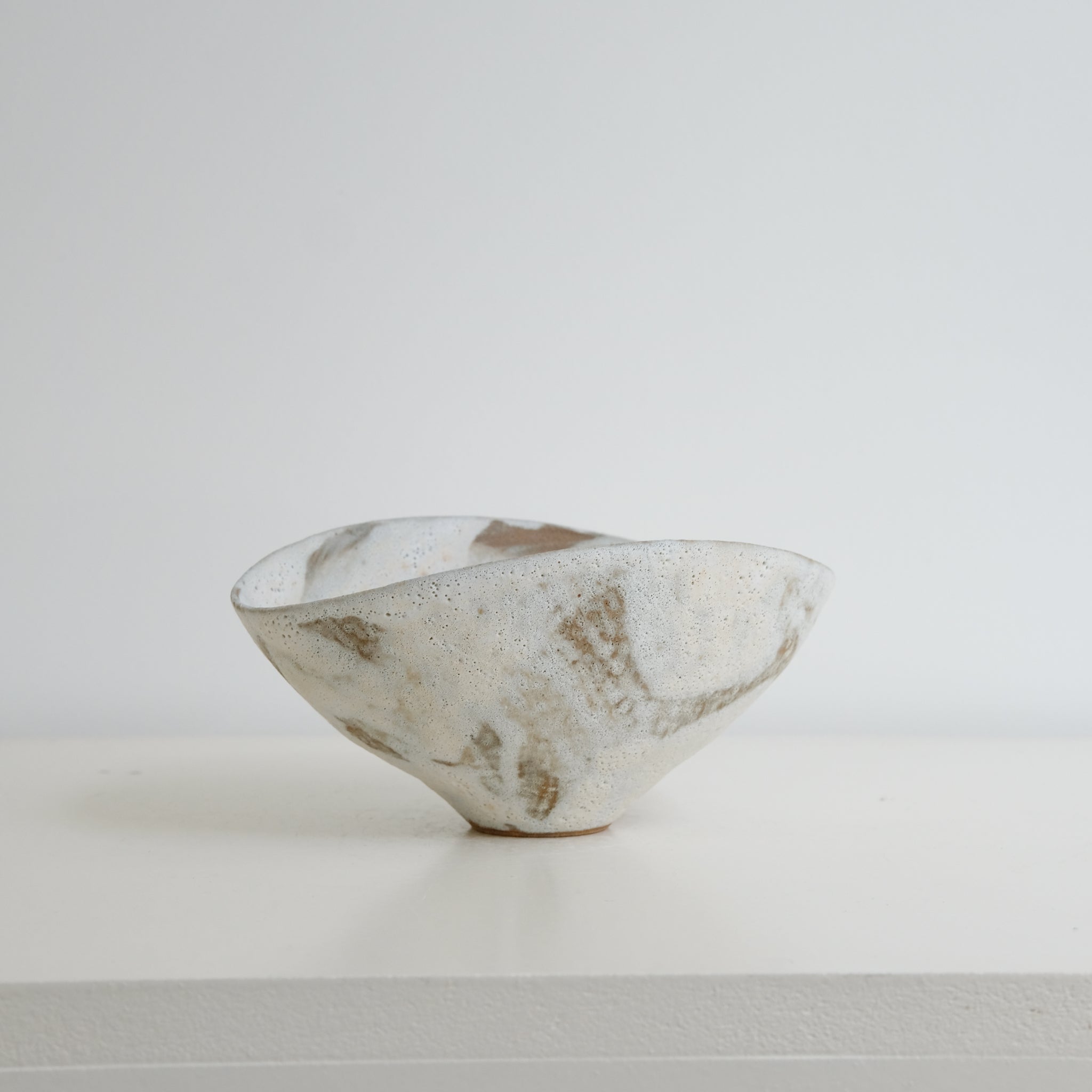 Bol 05 en grès D 18,3cm - Blanc et brun de Motoko Saigo chez Brutal Ceramics
