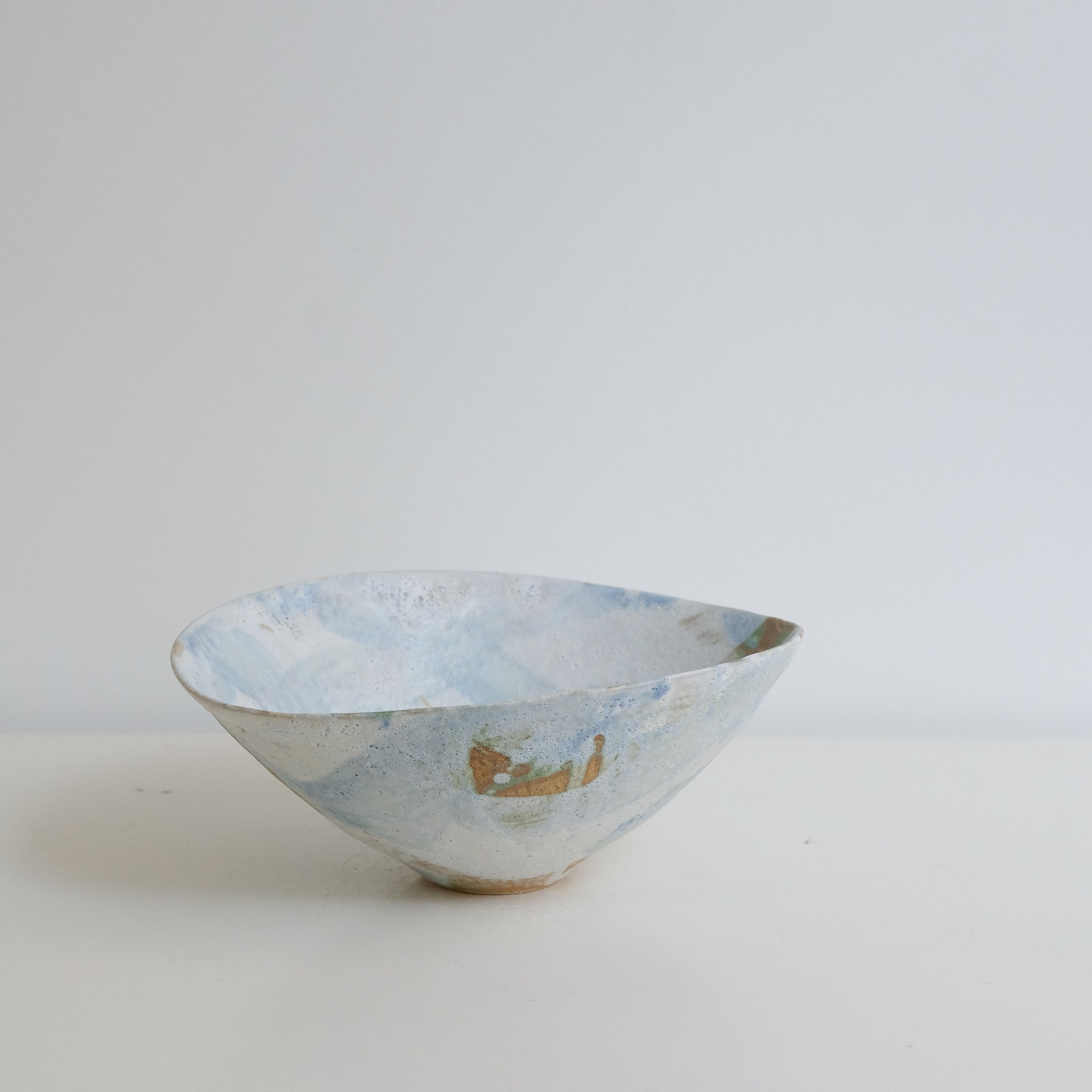 Bol 04 en grès D 21,8cm - Blanc et bleu de Motoko Saigo chez Brutal Ceramics