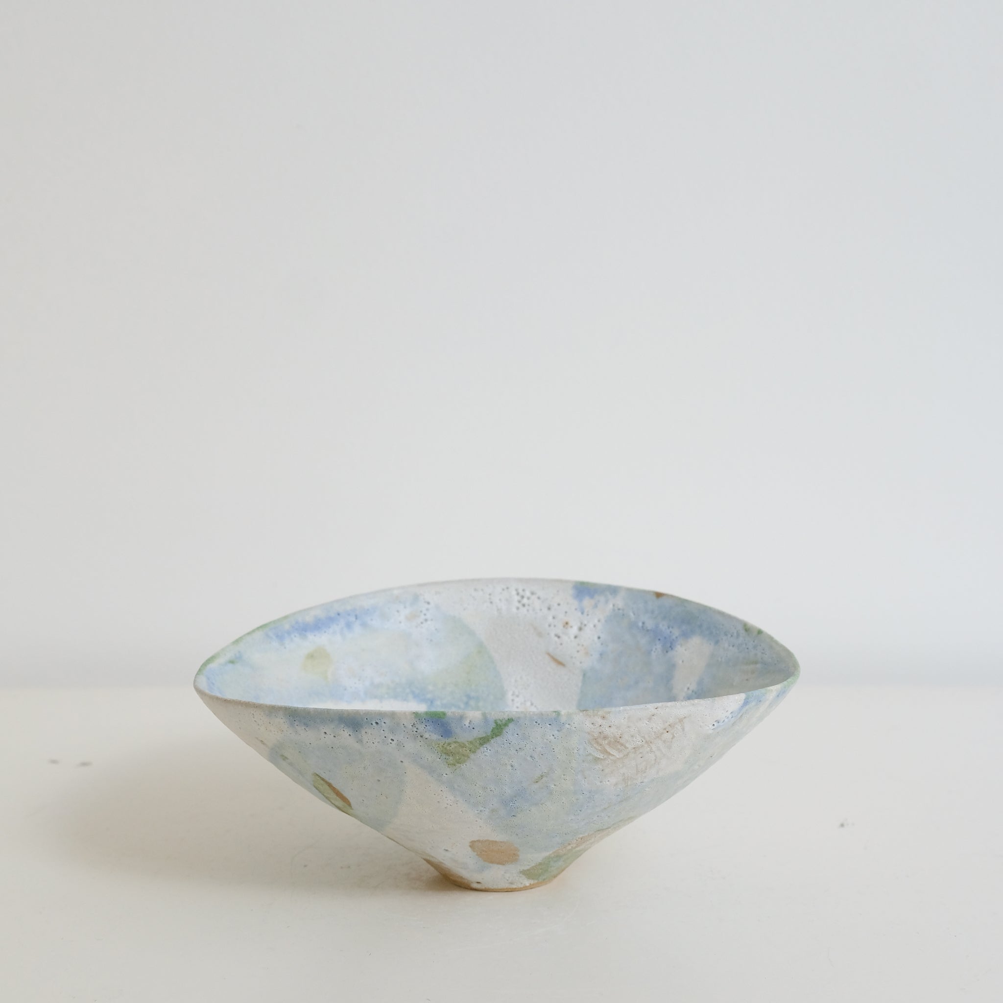 Bol 03 en grès D 15cm - Blanc et bleu de Motoko Saigo chez Brutal Ceramics