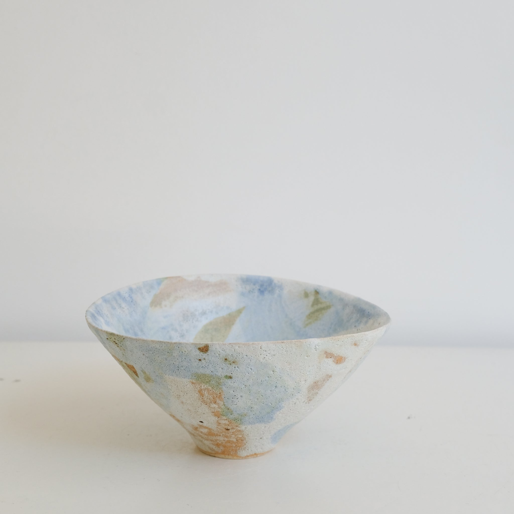 Bol 02 en grès D 15,7cm - Blanc et bleu de Motoko Saigo chez Brutal Ceramics