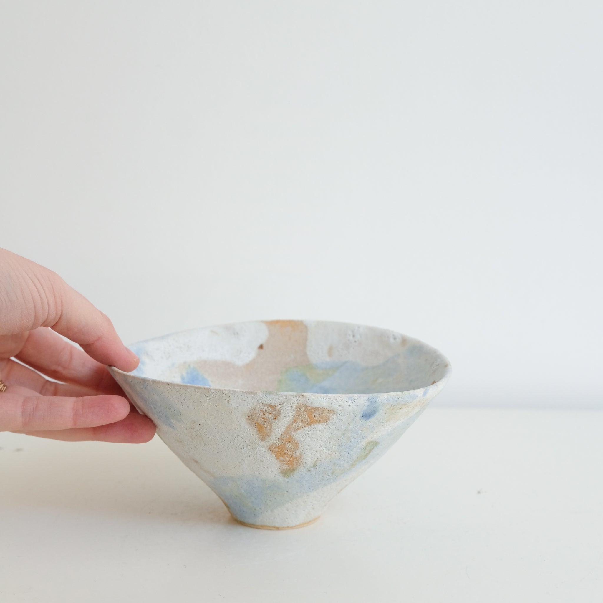Bol 02 en grès D 15,7cm - Blanc et bleu de Motoko Saigo chez Brutal Ceramics