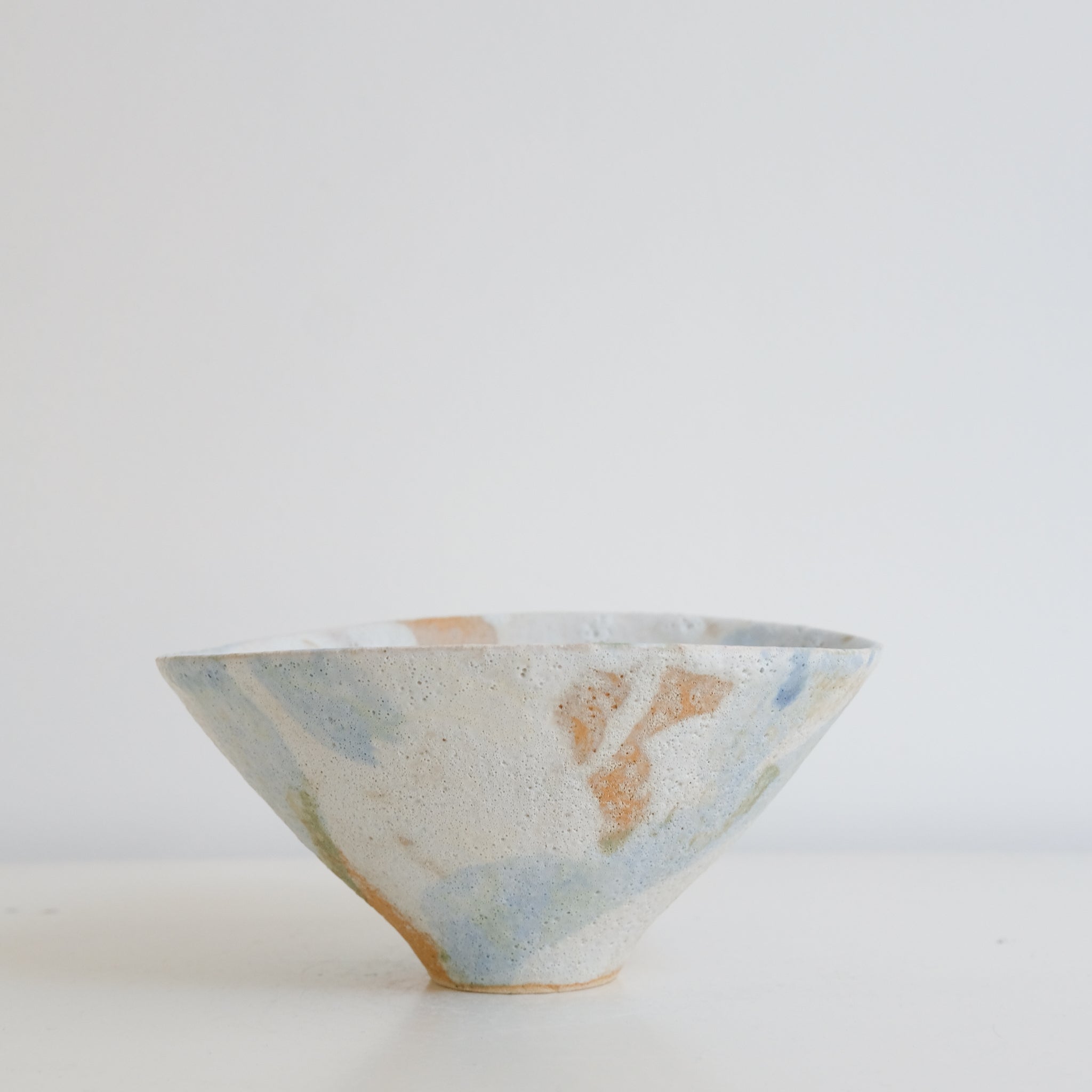 Bol 02 en grès D 15,7cm - Blanc et bleu de Motoko Saigo chez Brutal Ceramics