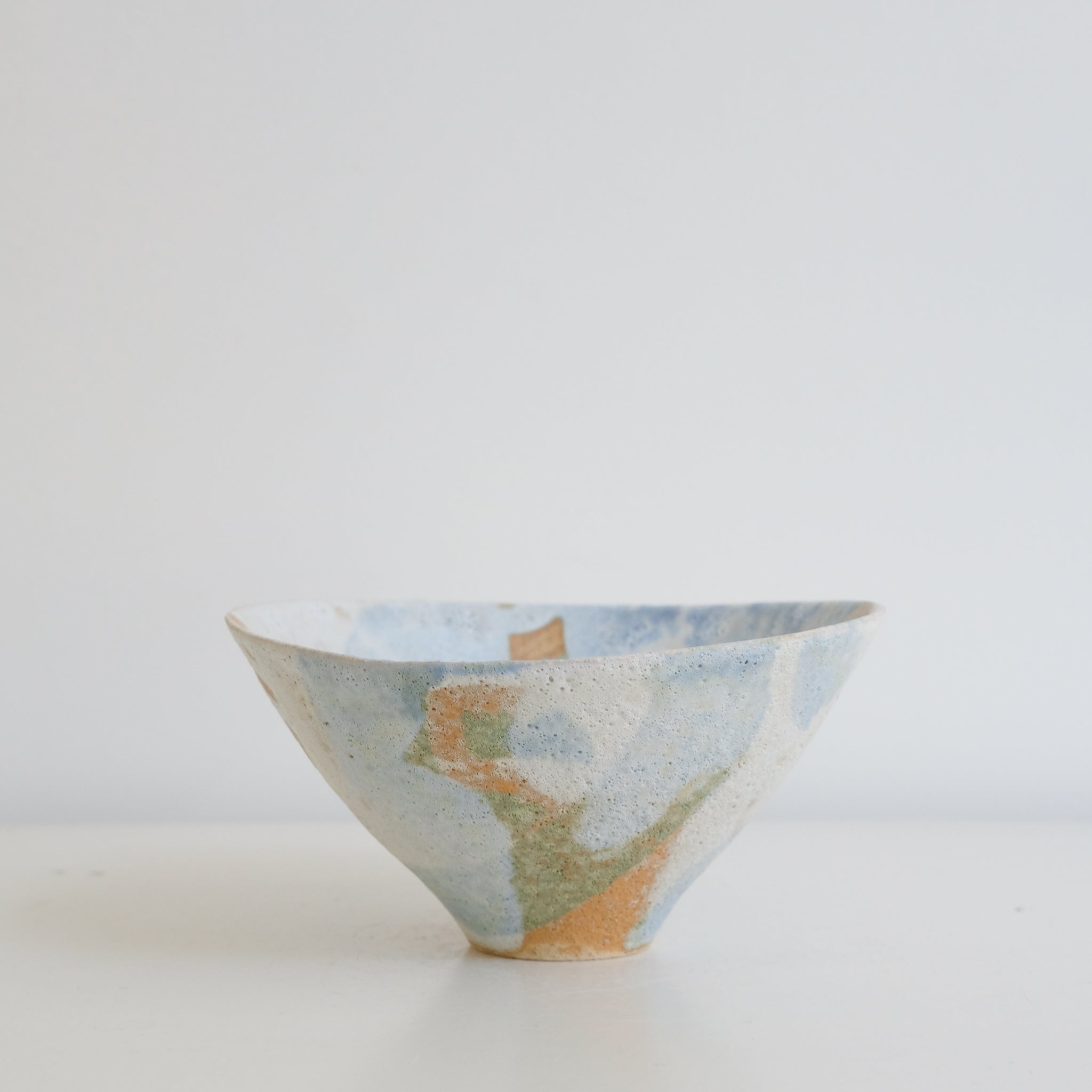 Bol 02 en grès D 15,7cm - Blanc et bleu de Motoko Saigo chez Brutal Ceramics