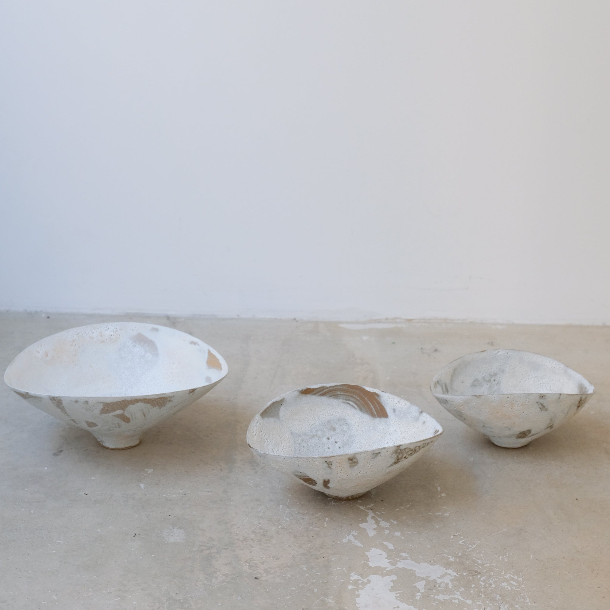 Bol 05 en grès D 18,3cm - Blanc et brun de Motoko Saigo chez Brutal Ceramics