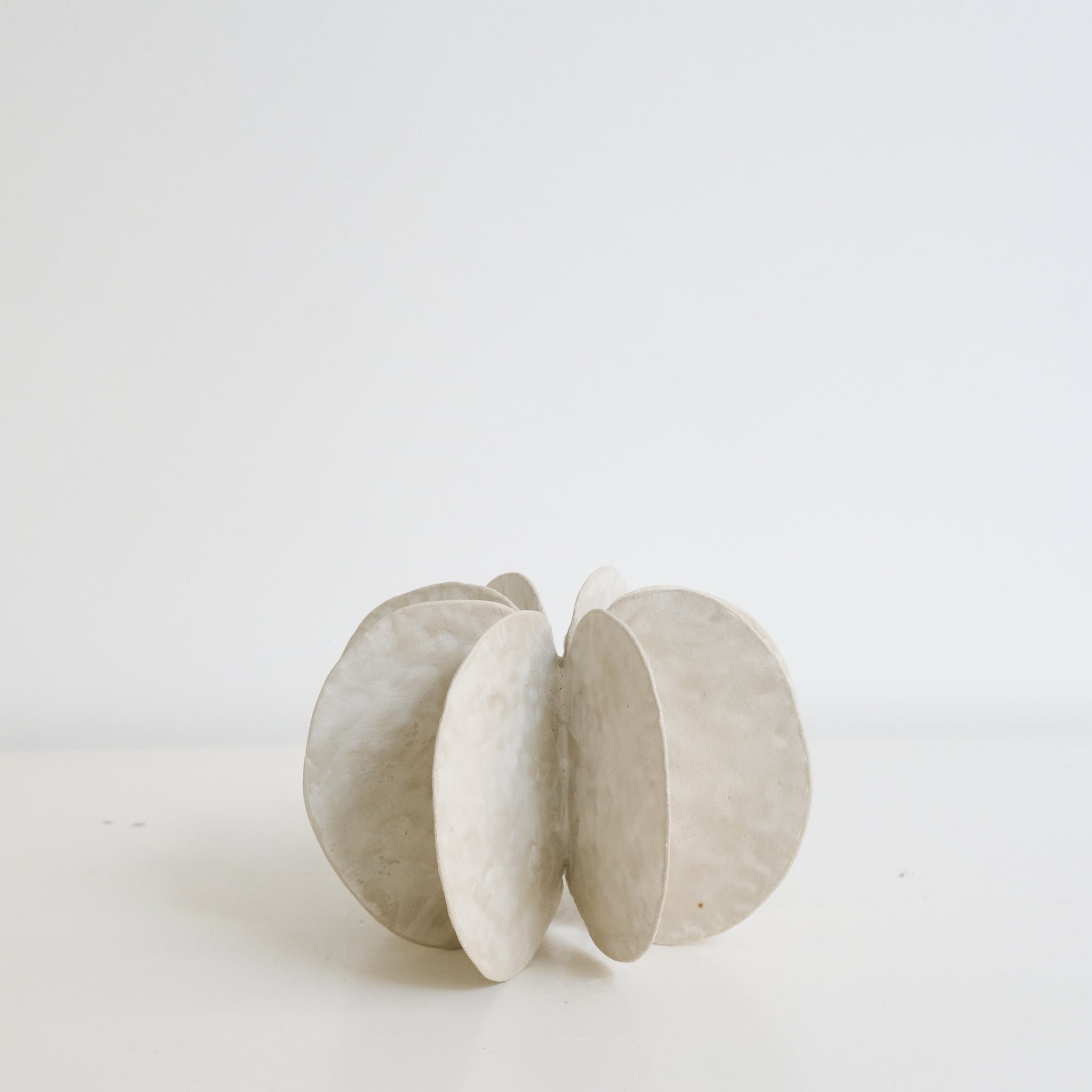 Objet Petale L D 14,5cm - blanc mat de Motoko Saigo chez Brutal Ceramics