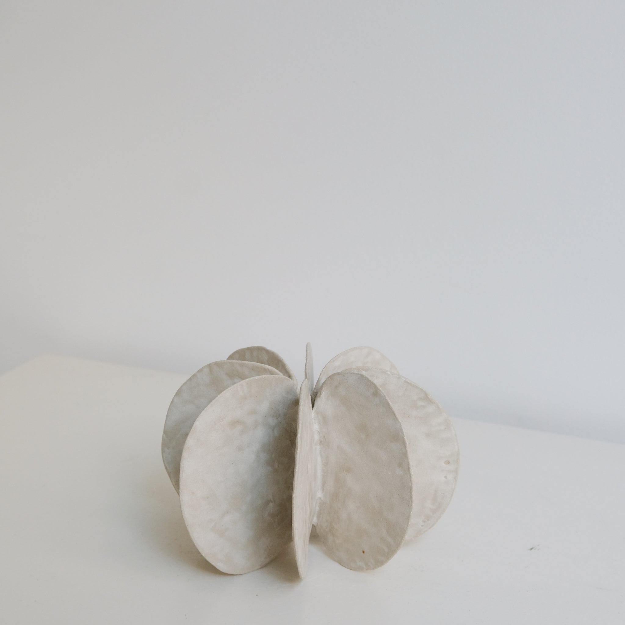 Objet Petale L D 14,5cm - blanc mat de Motoko Saigo chez Brutal Ceramics