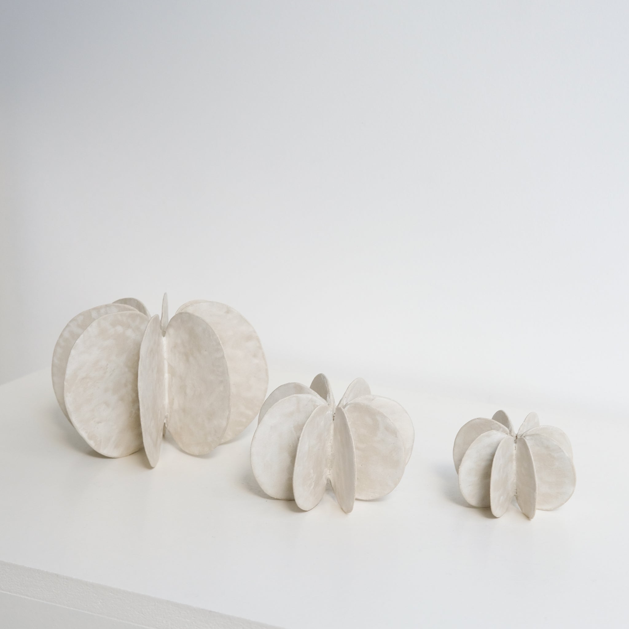 Objet Petale L D 14,5cm - blanc mat de Motoko Saigo chez Brutal Ceramics
