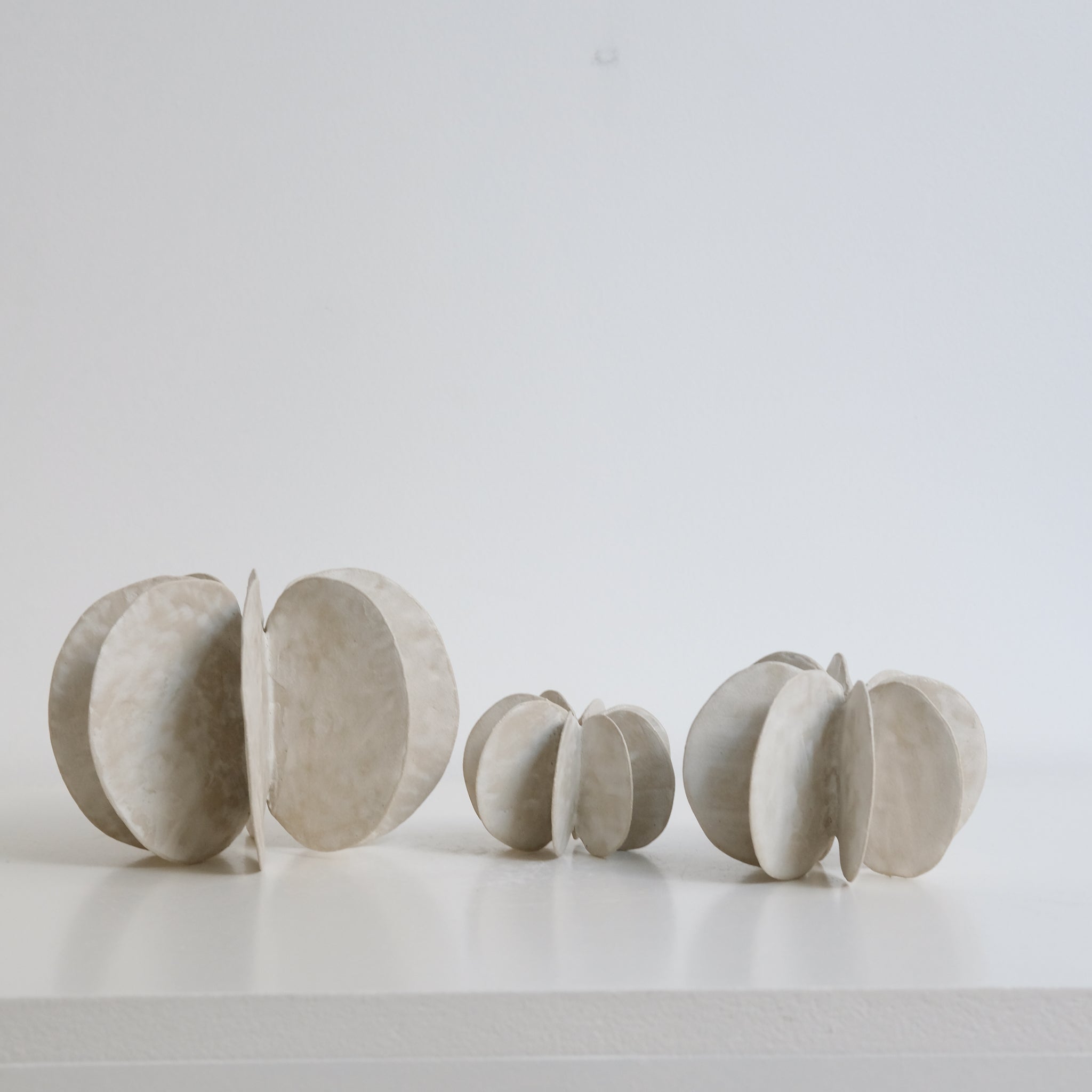 Objet Petale L D 14,5cm - blanc mat de Motoko Saigo chez Brutal Ceramics