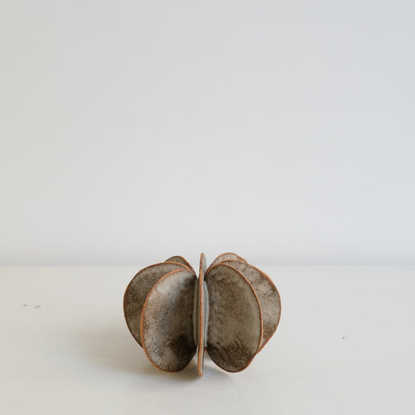 Objet Petale M en grès blanc D 10,8cm - brun mat de Motoko Saigo chez Brutal Ceramics
