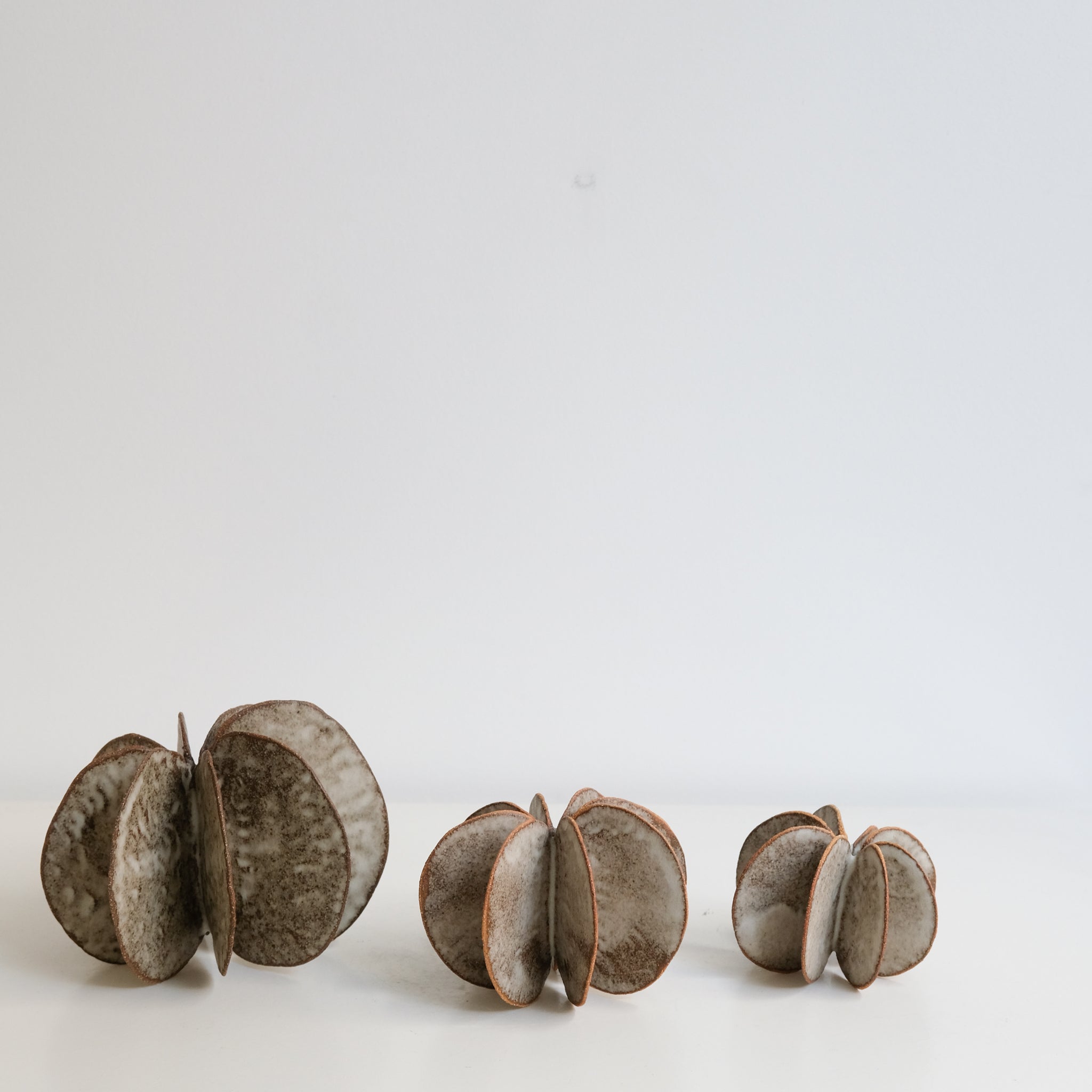 Objet Petale L en grès blanc D 14cm - brun mat de Motoko Saigo chez Brutal Ceramics