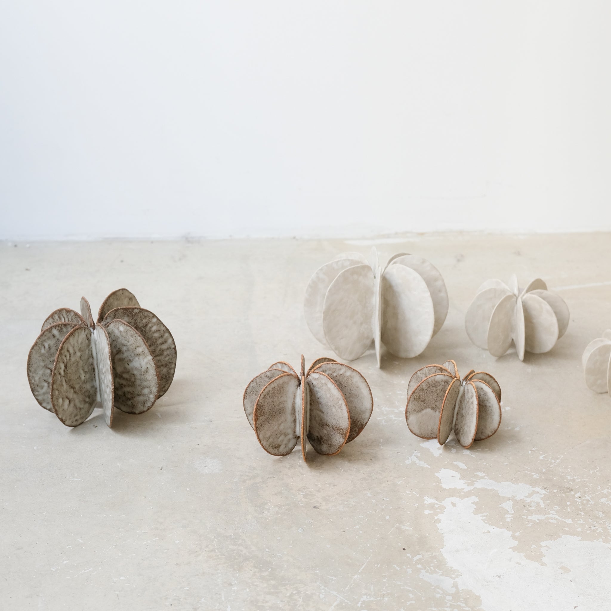 Objet Petale L D 14,5cm - blanc mat de Motoko Saigo chez Brutal Ceramics