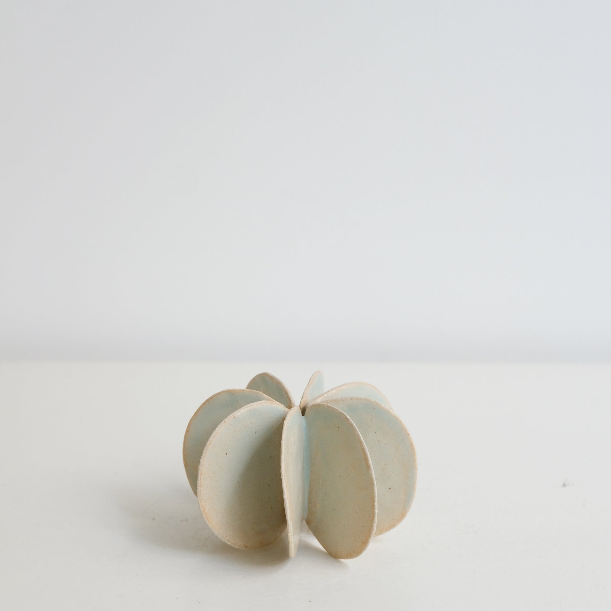 Objet Petale 01 D 8,5cm - blanc mat de Motoko Saigo chez Brutal Ceramics